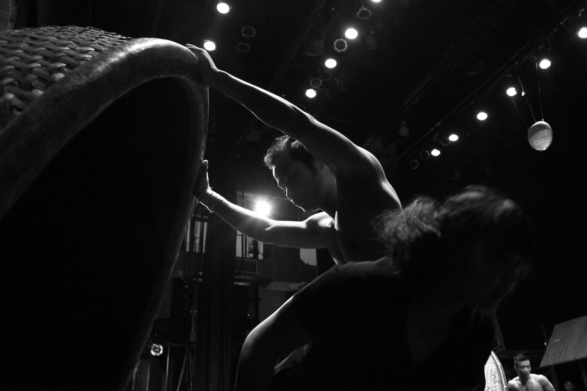 Đến sức mạnh co bắp để thực hiện các động tác bưng, khuân, khiêng vác liên tục trong suốt hơn 1 tiếng biểu diễn.