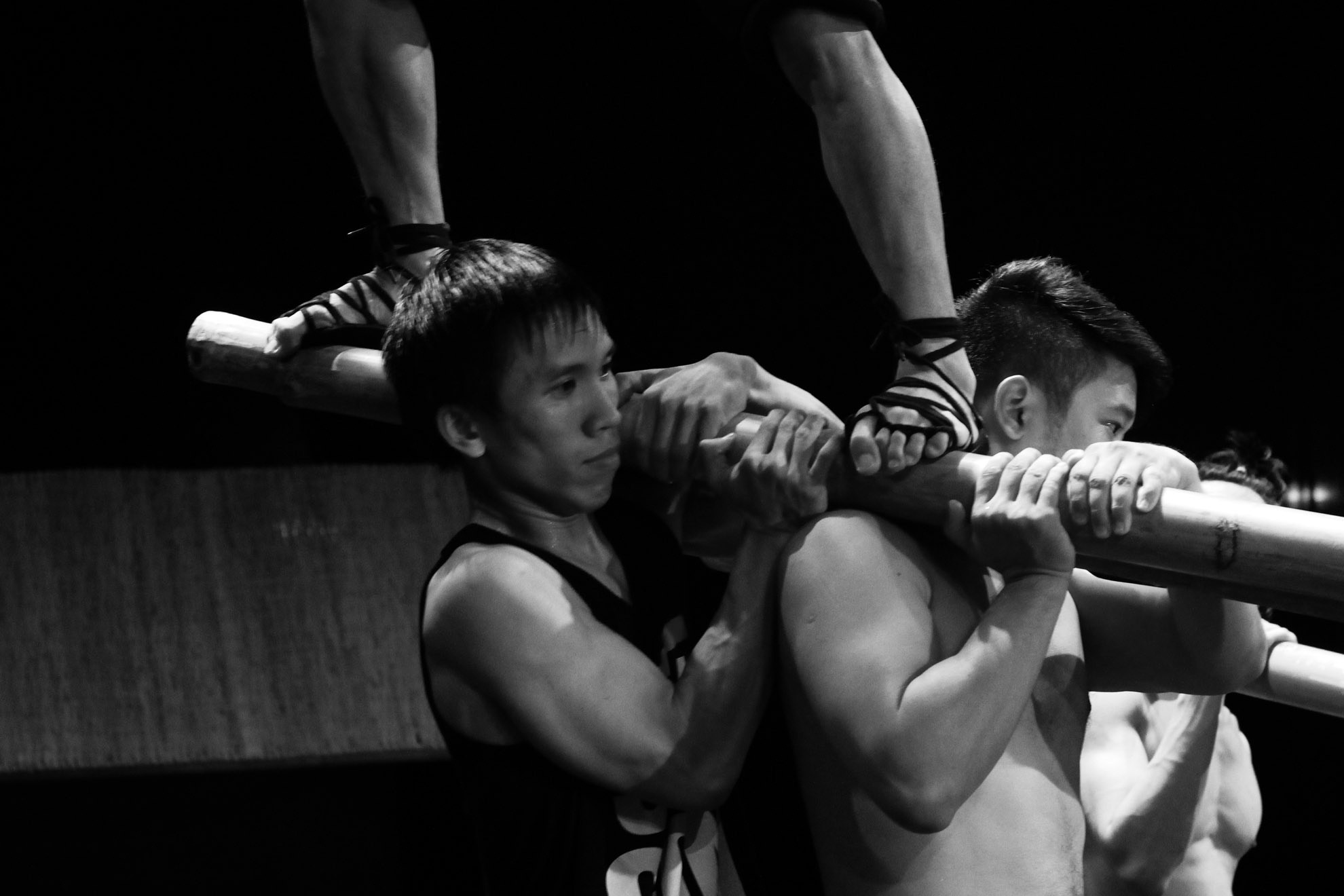 Các diễn viên tham gia vở diễn này hầu hết còn rất trẻ từ 19 tuổi đến 32 tuổi. Lê Tiến Thọ 24 tuổi cùng bạn diễn Nguyễn Văn Thành đang thực hiện cho một phân cảnh vác tre để bạn diễn thực hiện vũ đạo trên không. 