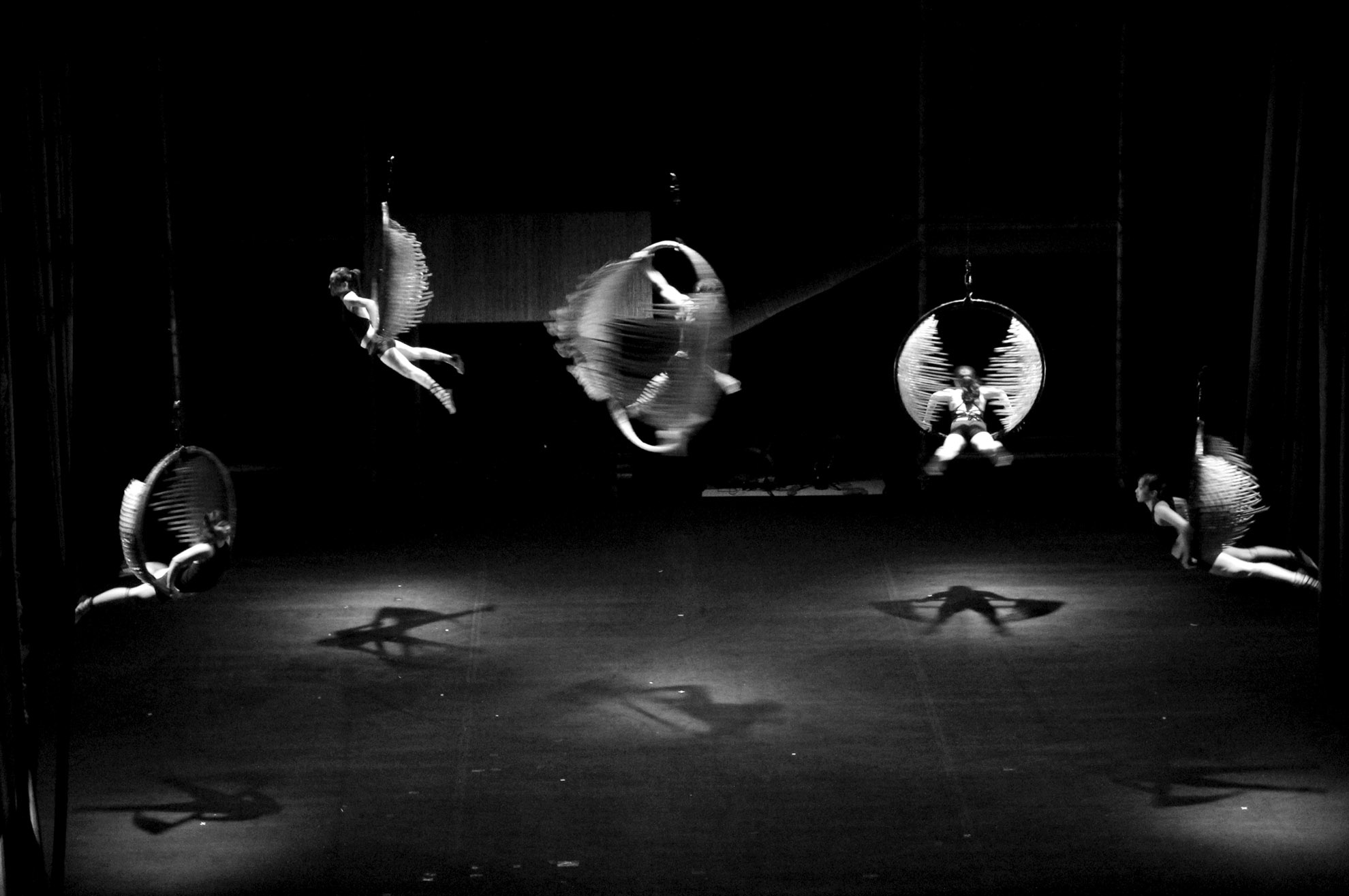 Không chỉ các bạn nam, mà ngay cả các bạn nữ cũng phải tập luyện rất gian khổ để có những mang trình diễn ấn tượng và nghệ thuật. Ở phân cảnh bay với thúng này rất nguy hiểm đòi hỏi diễn viên có sức khỏe dẻo dai, kỹ thuật thăng bằng tốt. Cá diễn viên đều xuất thân từ trường xiếc trung ương, vận động viên nhảy cầu, hoặc là  diễn viên cascadeur chuyên nghiệp