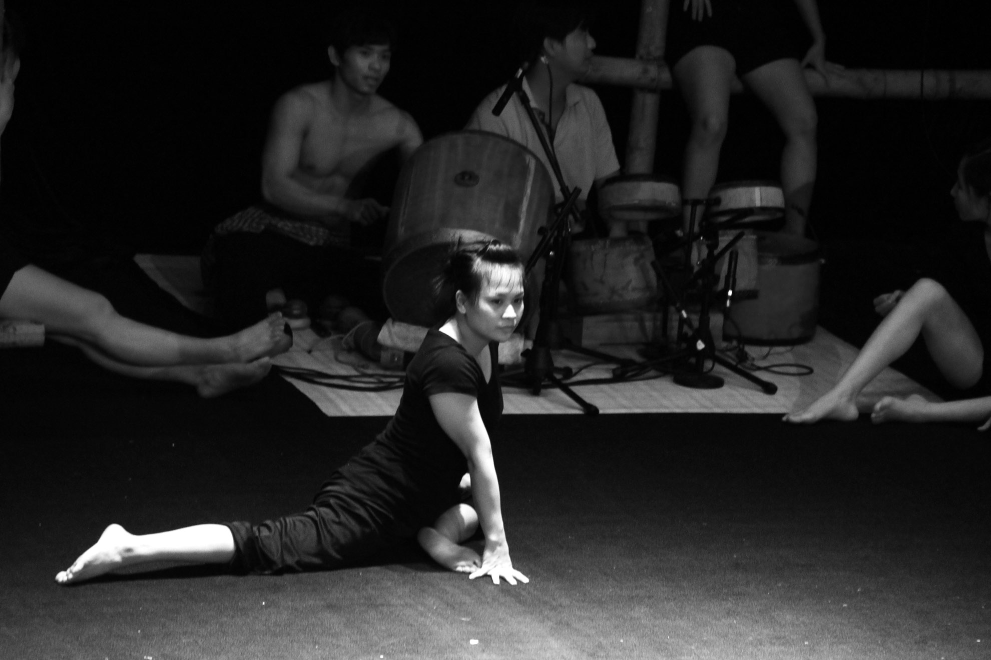 Diễn viên Nguyễn Thị An 22 tuổi đã gắn bó với chương trình từ những ngày đầu tiên. Để tránh những chấn thương trong quá trình biểu diễn cùng như ảnh hưởng về lâu dài thì việc khởi động ép dẻo cũng rất quan trọng, phải được thực hiện rất kỹ.