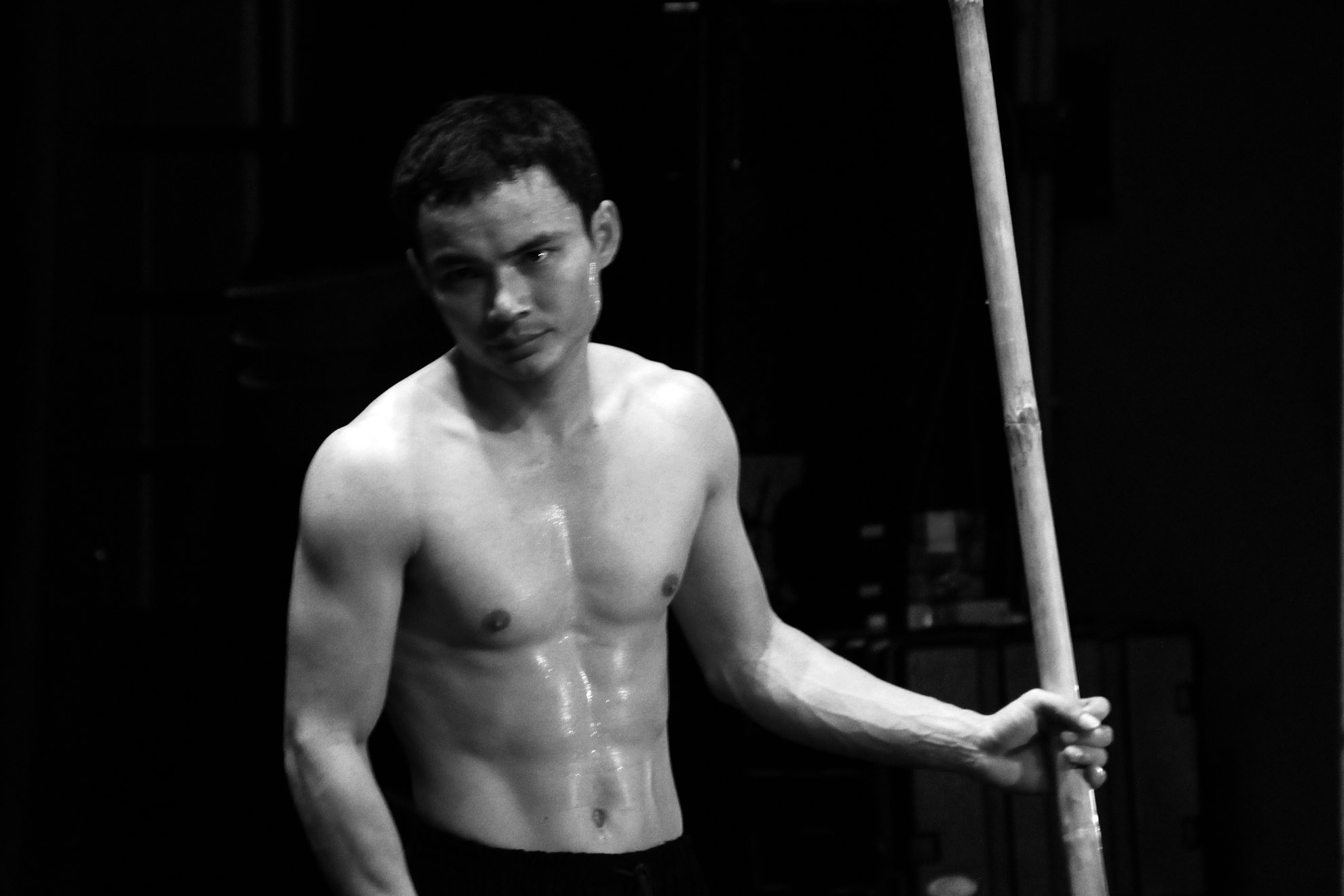 Diễn viên Minh Đức 32 tuổi là anh cả của nhóm, dù là tập luyện hay biểu diễn chính thức, Đức đều là người tiên phong thực hiện các động tác khó và  động viên các anh em nổ lực hết mình. 