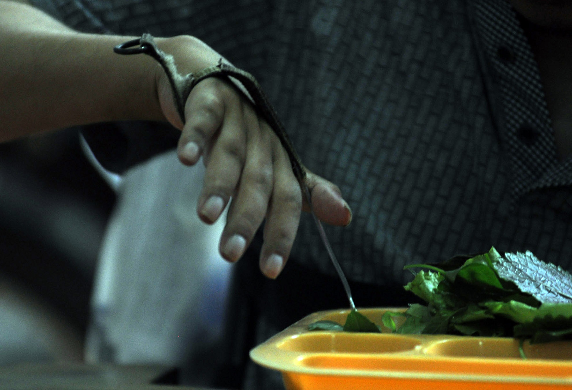 Ngoài vệ sinh phải nhờ người giúp đỡ, Tâm luôn cố gắng để không làm phiền mọi người. Dù việc ăn cơm đối với Tâm hơi mất thời gian, nhưng anh cũng cảm thấy vui vì tự mình làm được.