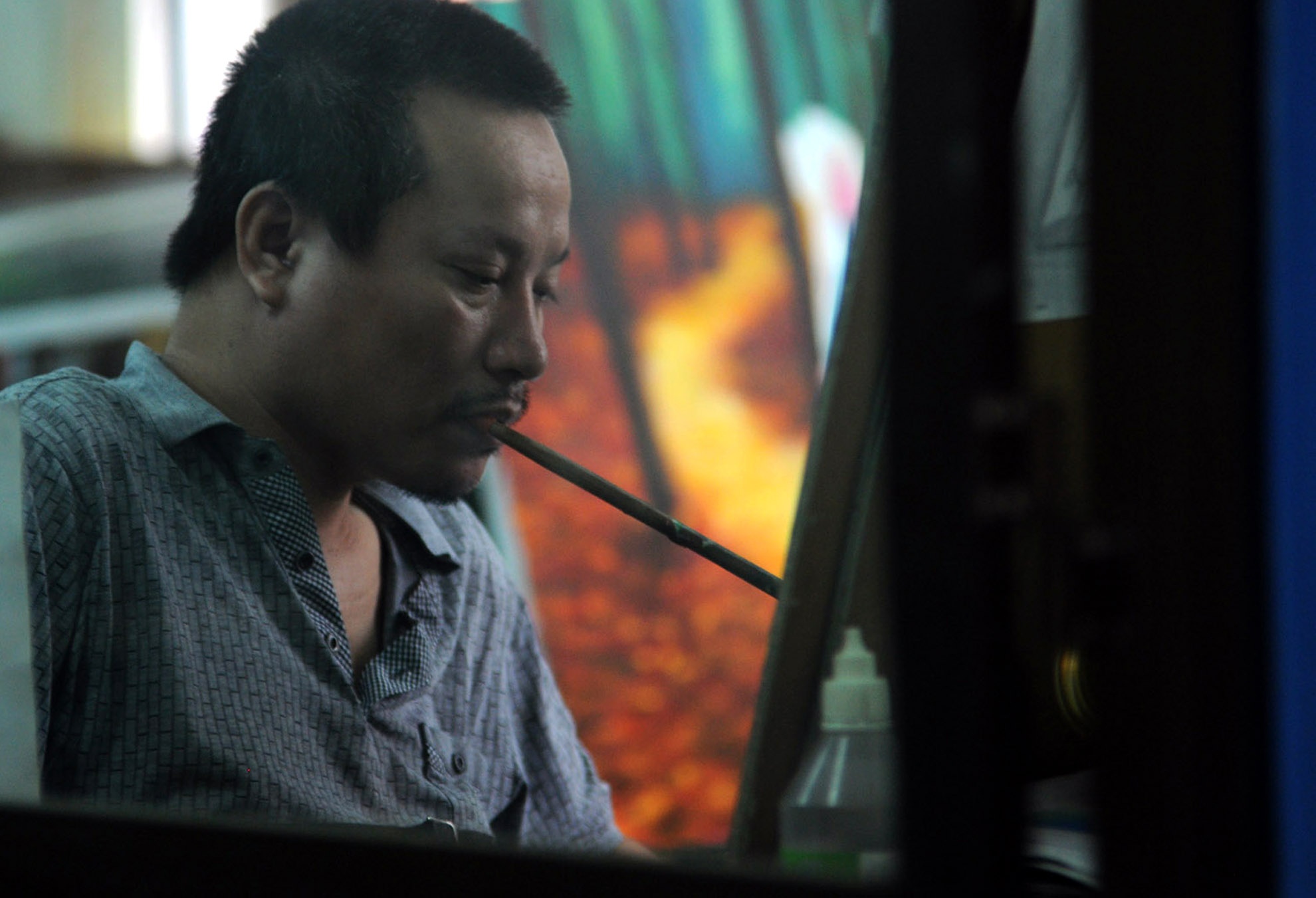 Vẽ đối với người có tay đã khó, đối với Tâm phải dùng miệng ngậm cọ vẽ còn khó hơn nhiều lần. Nhiều hôm, ngậm cọ vẽ lâu quá khiến hàm răng anh đau buốt.