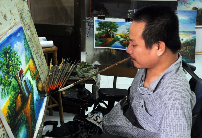 Chang hoa si ve bang mieng co tranh gia hang ngan USD hinh anh