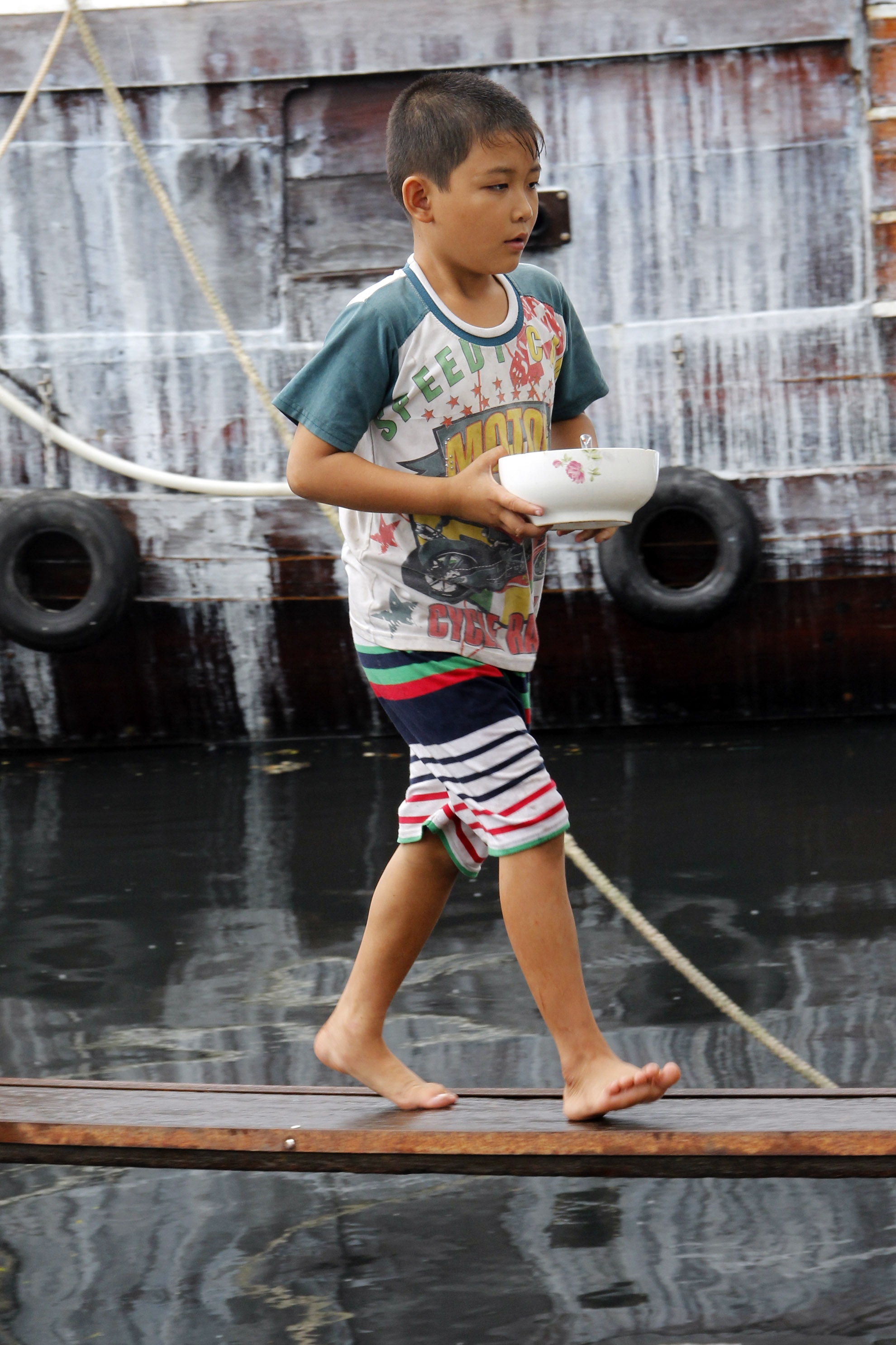 Anh cũng rất lo cho an toàn những đứa con của mình, đi lại từ ghe lên bờ chỉ là miếng ván bắc qua, nhiều khi sơ ý sẩy chân là té ngay rất nguy hiểm. Nhưng không có cách nào khác.