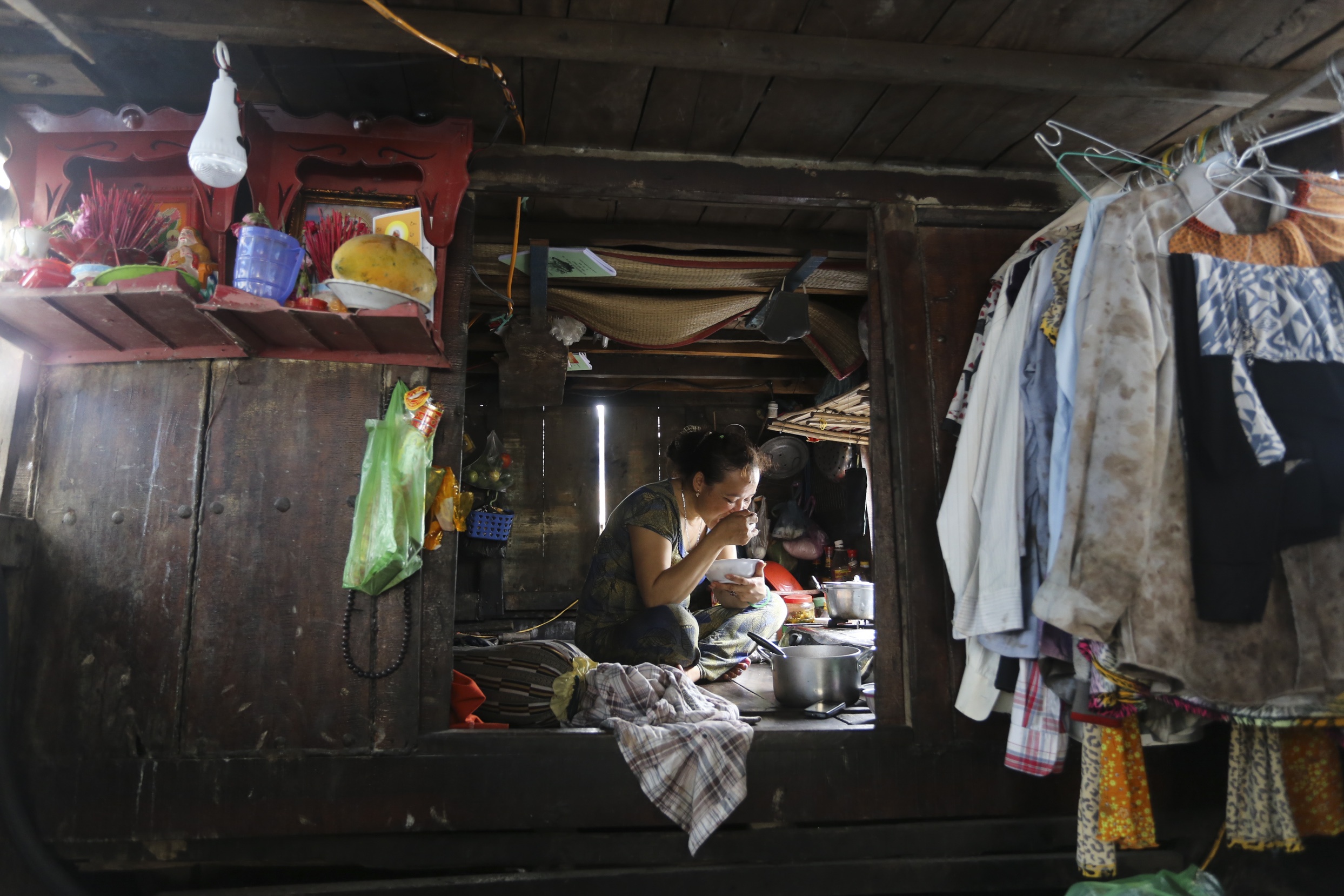 Còn đó biết bao nhiêu mảnh đời đầy cơ cực vẫn phải gắn bó với đời thương lái buôn hồ như thế. Ai cùng mong muốn có một cuộc sống thật tốt đầy đủ ấm no để con cái được học thành tài. Thế những tương lai của những đứa trẻ trên chiếc ghe nhỏ vẫn mịt mù như dòng kênh đen đúa.