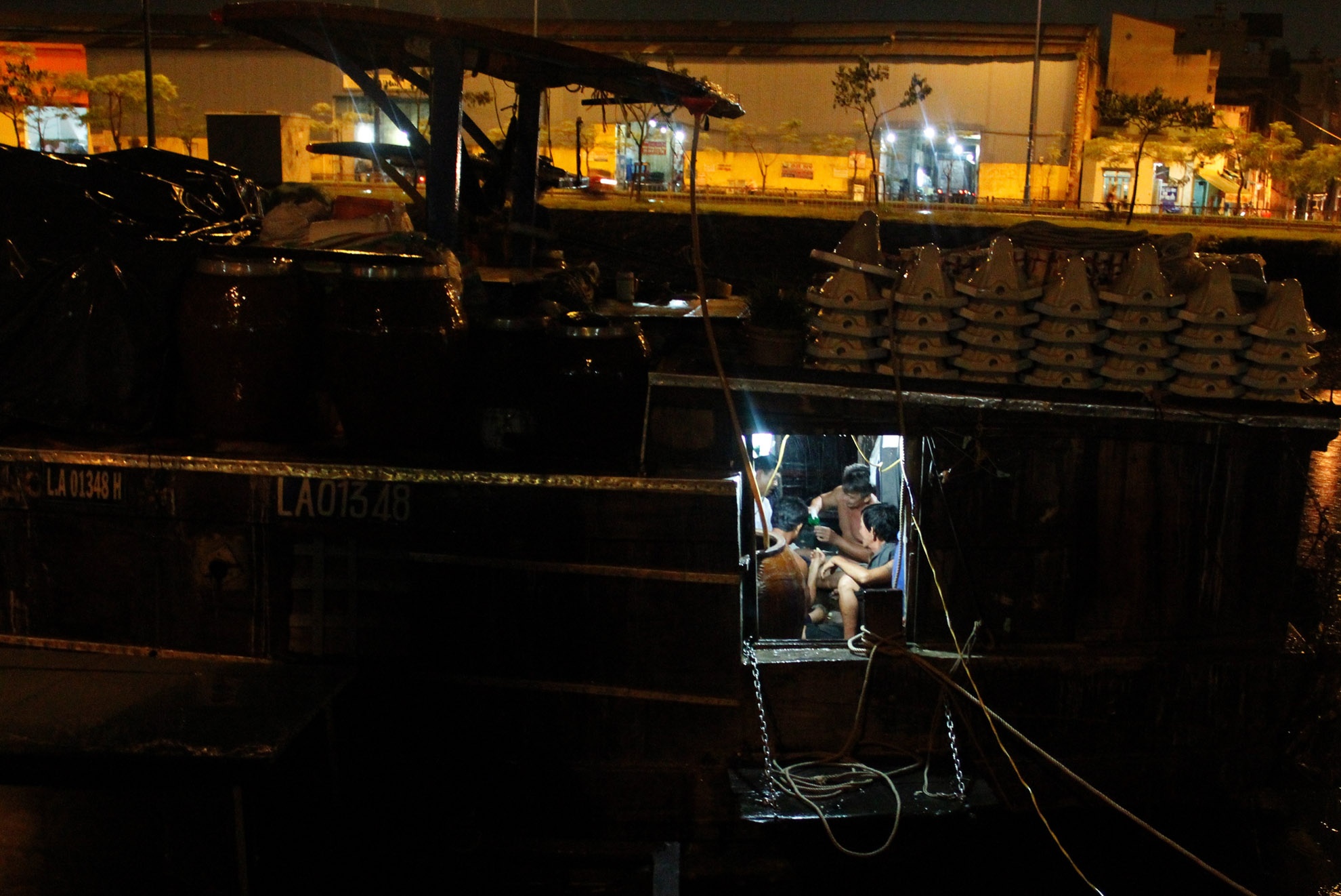 Khi đêm xuống lại là một cuộc sống hoàn toàn khác biệt, không còn bon chen. Các ghe neo đậu gần nhau, cùng sinh hoạt chung. Ăn uống và trò chuyện và chia sẻ kinh nghiệm làm ăn