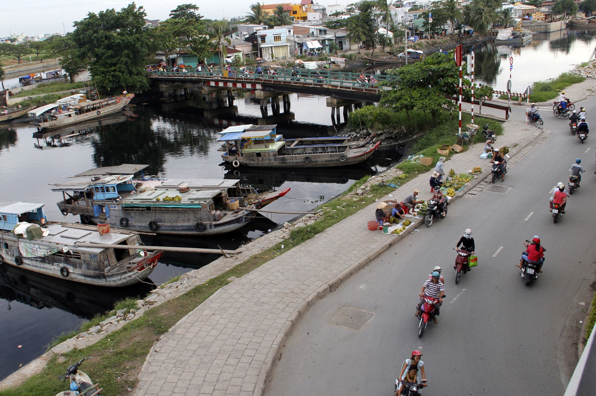 Ngày trước bên dòng kênh Tàu Hủ - Bến Nghé quận 6 là một khu chợ nổi sầm uất và tấp nập. Nhưng hiện nay ghe xuồng đã di chuyển về gần cầu Lò Gốm và chỉ còn rải rác không tập trung như trước.  Ban ngày, khu chỗ nổi “thu nhỏ” chia lầm 2 khu vực buôn bán, các ghe xuồng nhỏ thì này phần lớn là chở chuối ở miền tây (Long An, Tiền Giang, Đồng Tháp) lên bán dạo dọc con đường bên bến Bình Đông với giá rất rẻ khoảng 10-20 ngàn/nải