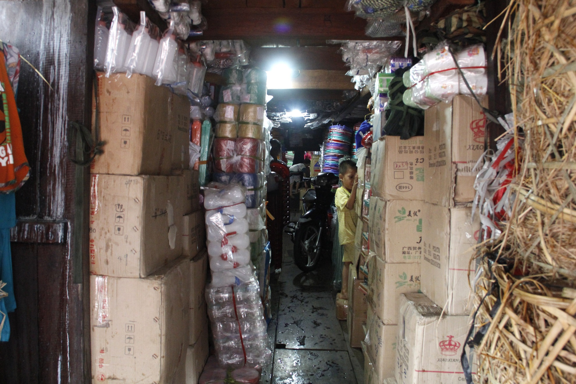 Anh Thành (42 tuổi) chủ ghe ngụ tại Cần Đước (Long An) lấy hàng gối đầu từ các nhà buôn rồi chở đi giao khắp các tỉnh miền Tây. 15 năm rong ruổi anh đã có 4 đứa con nhưng việc học hành của chúng đều không trọn vẹn vì phải nay đây mai đó cùng gia đình.