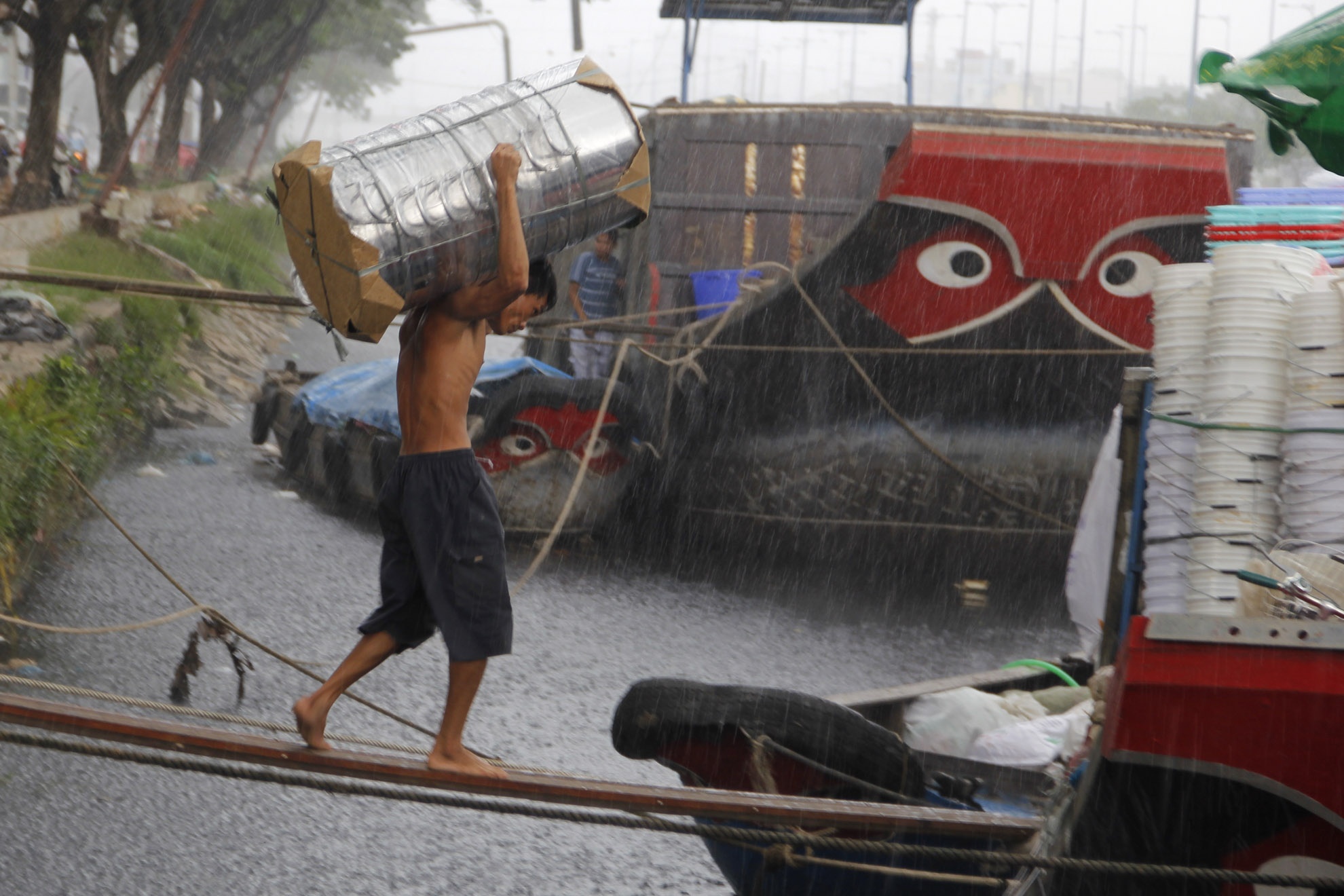 Ở một góc khác của “chợ nổi” là khu vực tập kết hàng đồ dùng gia đình. Thương lái nhận hàng gối đầu rồi chở đi các tỉnh miền tây. Một chuyến đi như vậy   kéo dài hàng tháng trời. Hàng đến là phải vận chuyển ngay cho kịp bất kể trời nắng hay mưa gió bão bùng thì đều phải bốc vác ngay.