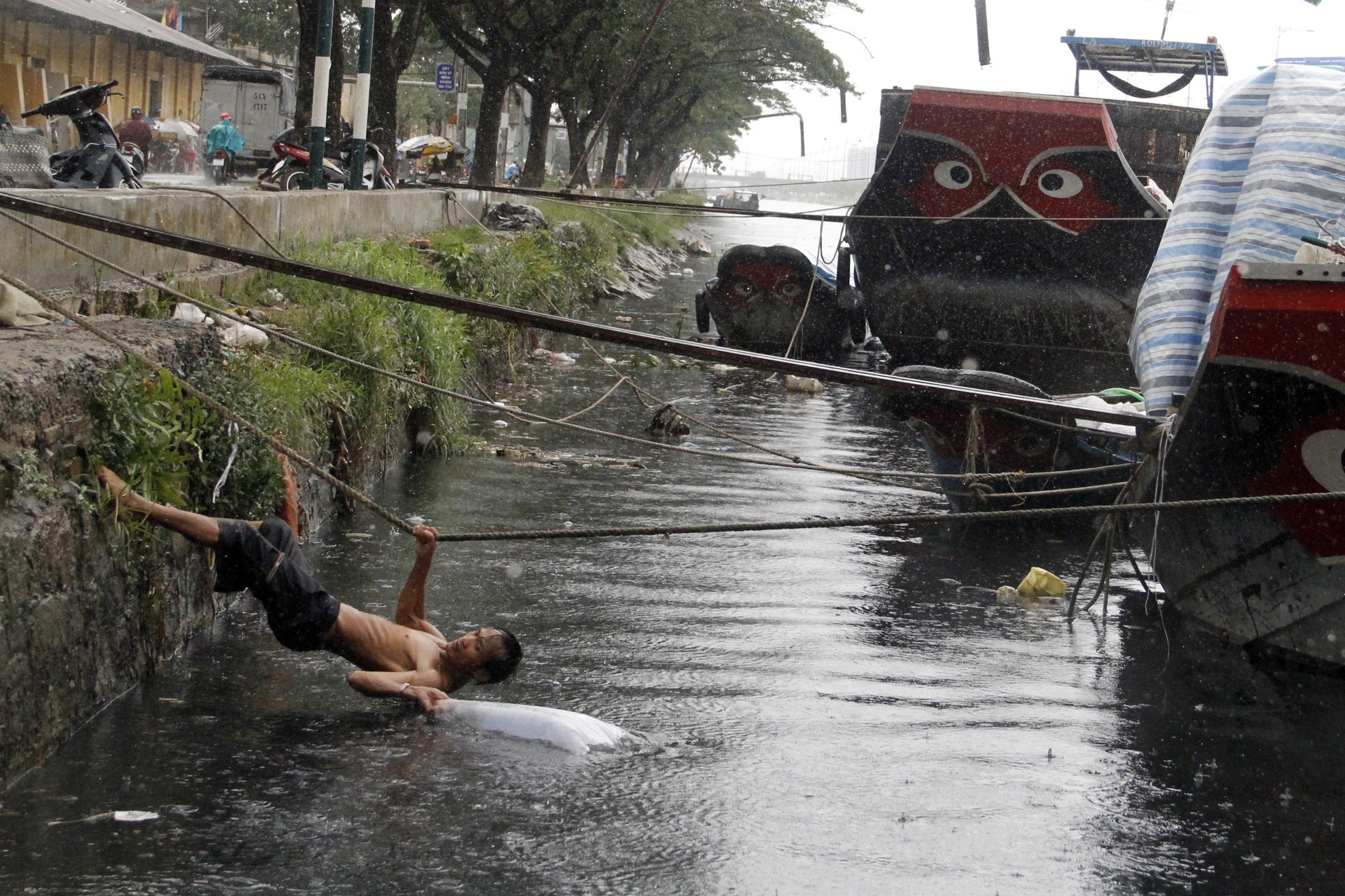 Anh Thành tâm sự đầy buồn rầu. Dòng kênh ngày càng bị ô nhiễm nặng luôn bốc mùi hôi nồng nặc. Nên người bốc vác như anh luôn đối mặc với đầy nguy hiểm về sức khỏe. Nhiều bữa hàng rớt xuống sông là phải bơi ra để lấy. 