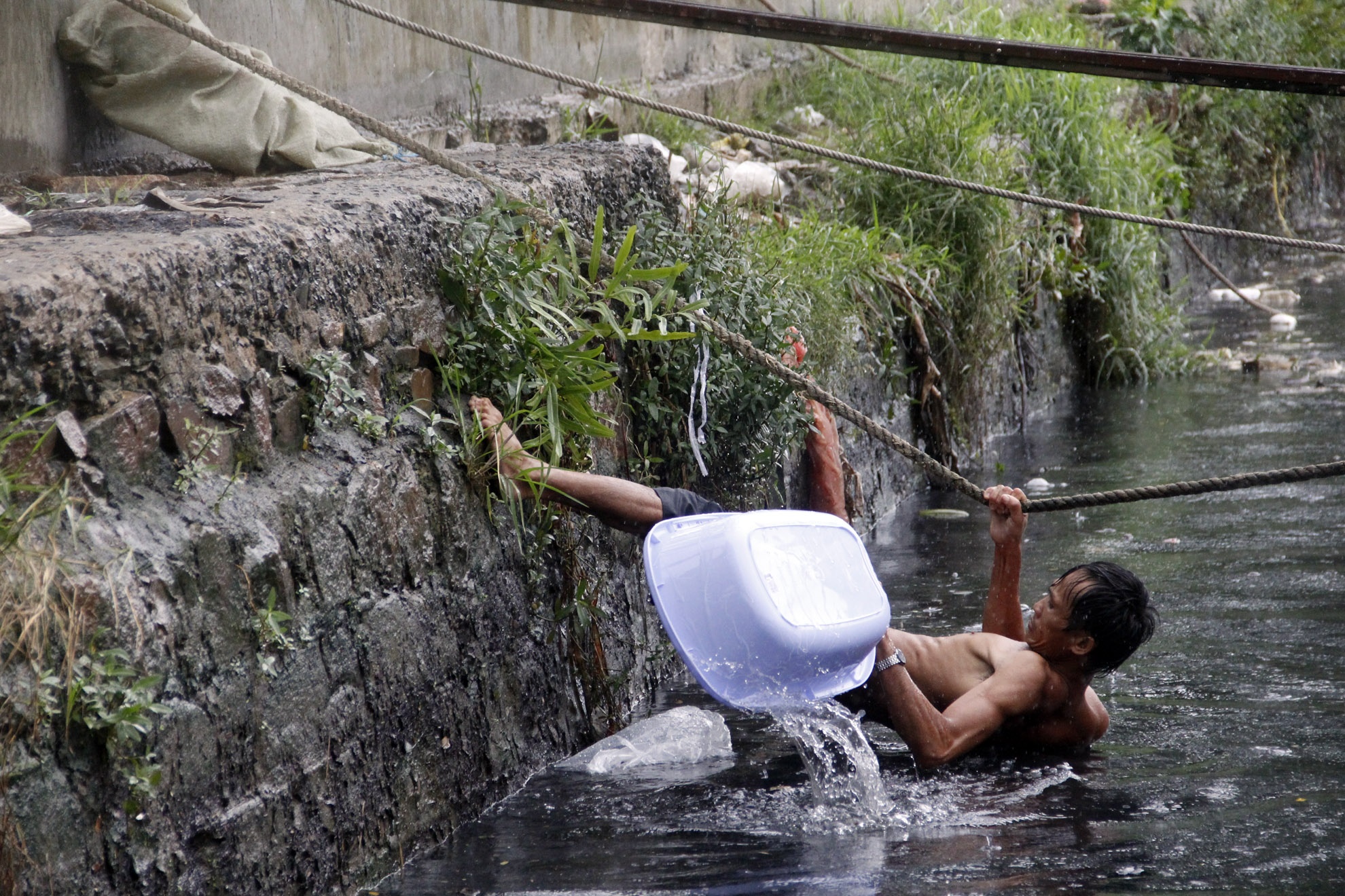 Sau đó tắm mấy lần vẫn không hết mùi, người thì ngứa ngáy khó chịu. Nổi mẩn đỏ đầy người. Về lâu dài sức khoẻ sẽ bị ảnh hưởng yếu đi nhiều, trái gió trở trời dễ bệnh tật hơn. 