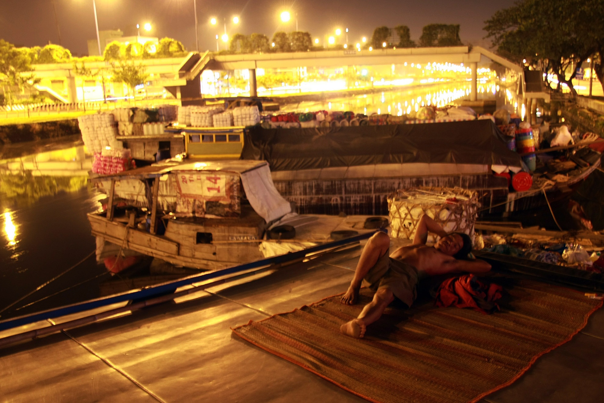 Những ngày này, khi con kênh đang được hoàn thiện ở giai đoạn nước rút, dù ban ngày lao động cực nhọc, vất vả nhưng anh Thành vẫn không thể ngon giấc.  Anh lo lắng cho cuộc sống ngày mai của cả gia đình cũng như tương lai của những đứa con.