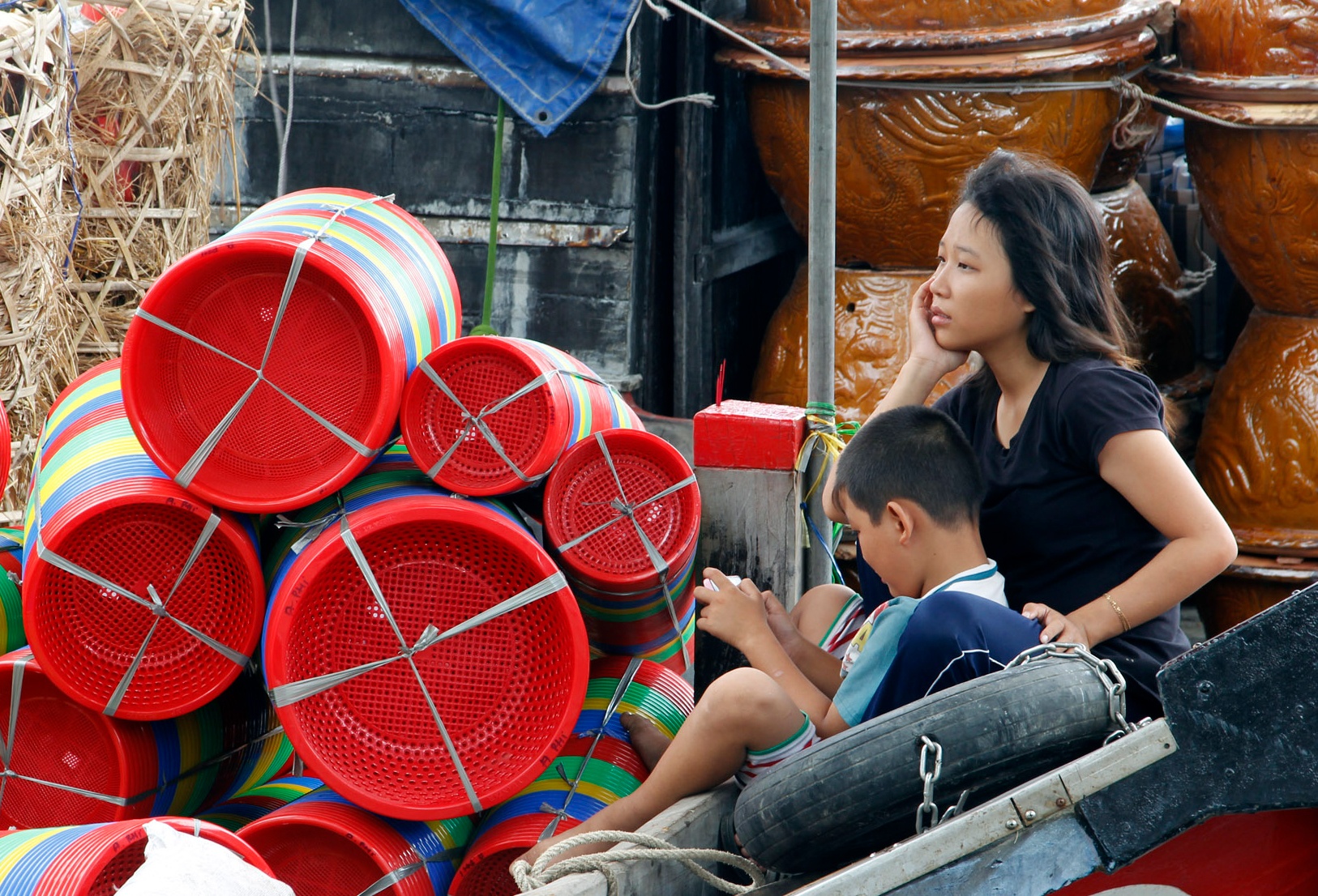 Cũng cùng hoàn cảnh như gia đình anh Thành, gia đình chị Nguyễn Ngọc Chi 34 tuổi ở Cần Đước, Long An có gần 10 năm xuôi ngược Sài Gòn và các tỉnh miền Tây. Chị có 2 con, con gái lớn nay cũng phải phụ chị lo sổ sách bán buôn và lo cho em chứ cũng không thể ăn học tới nơi tới chốn.