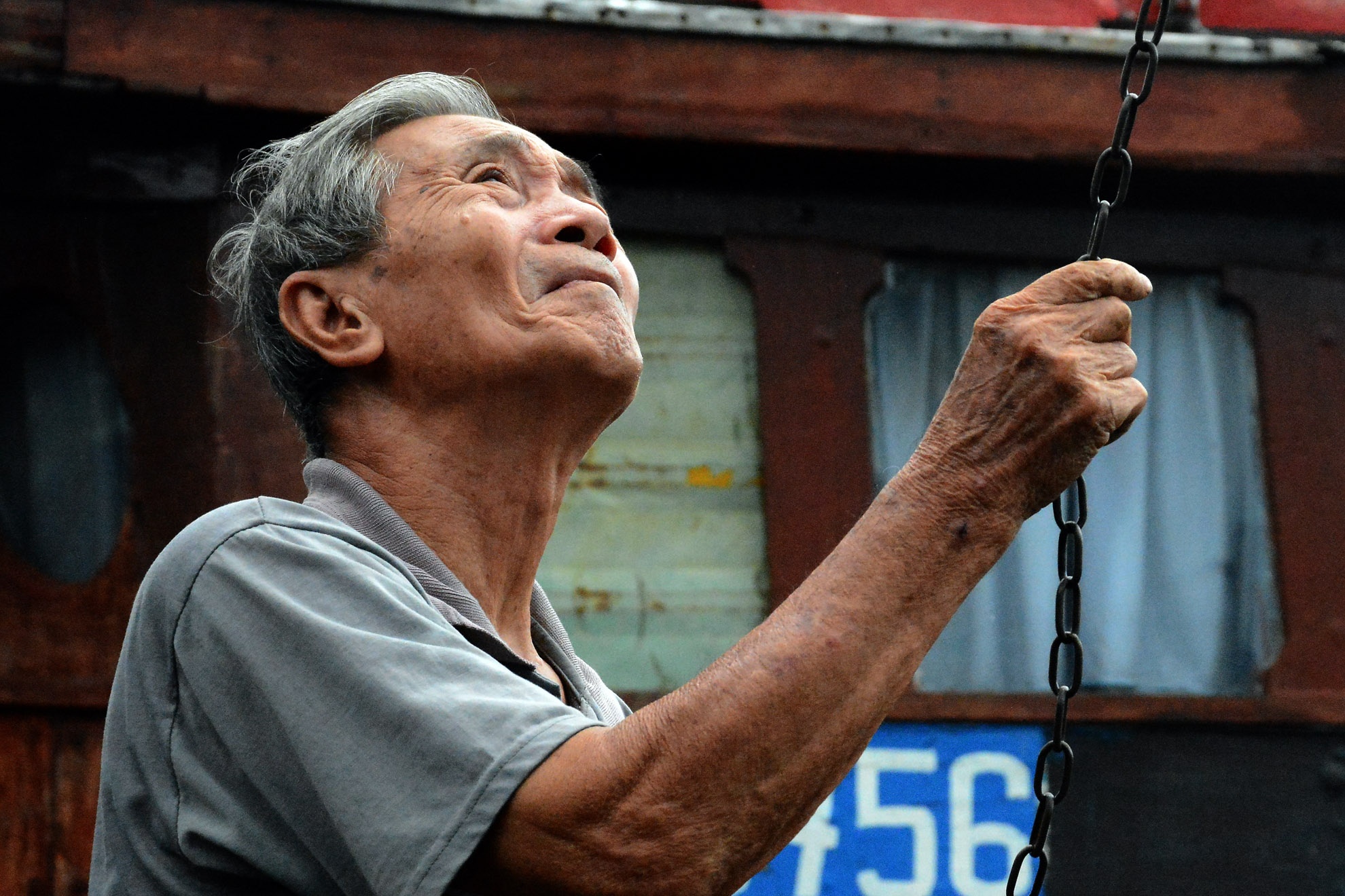 Nhiều lúc muốn bỏ nghề, kiếm một công việc khác để mưu sinh, nhưng tuổi cao sức yếu nên không ai dám mướn mình làm nên ông tiếp tục theo đuổi nghề này, ông Hai tâm sự.