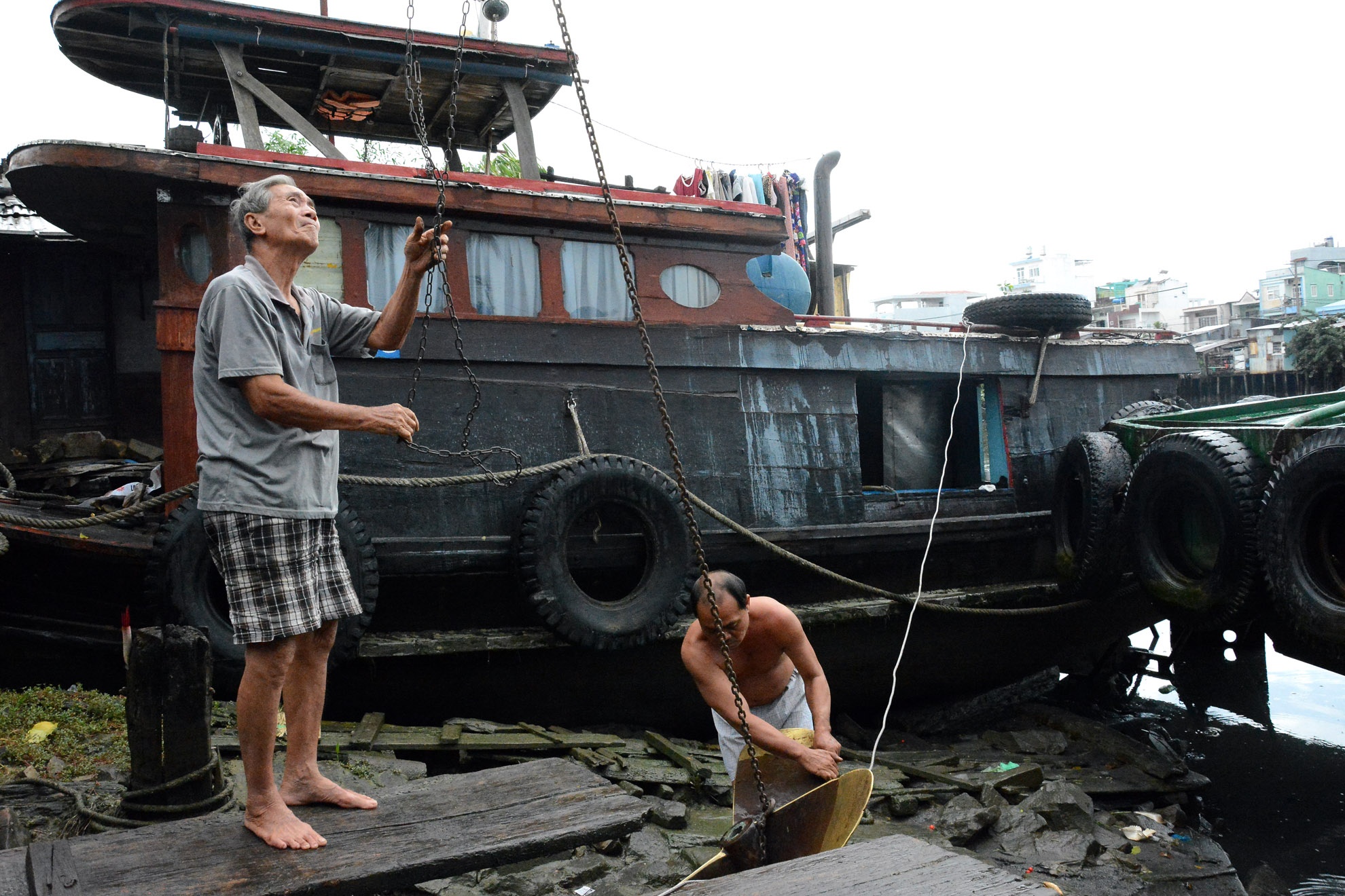 Trước đây cơ sở của ông Hai có mướn công nhân làm việc, nhưng do ít tàu sửa chữa nên công việc sửa chữa hiện nay do 2 cha con đảm nhiệm chính.