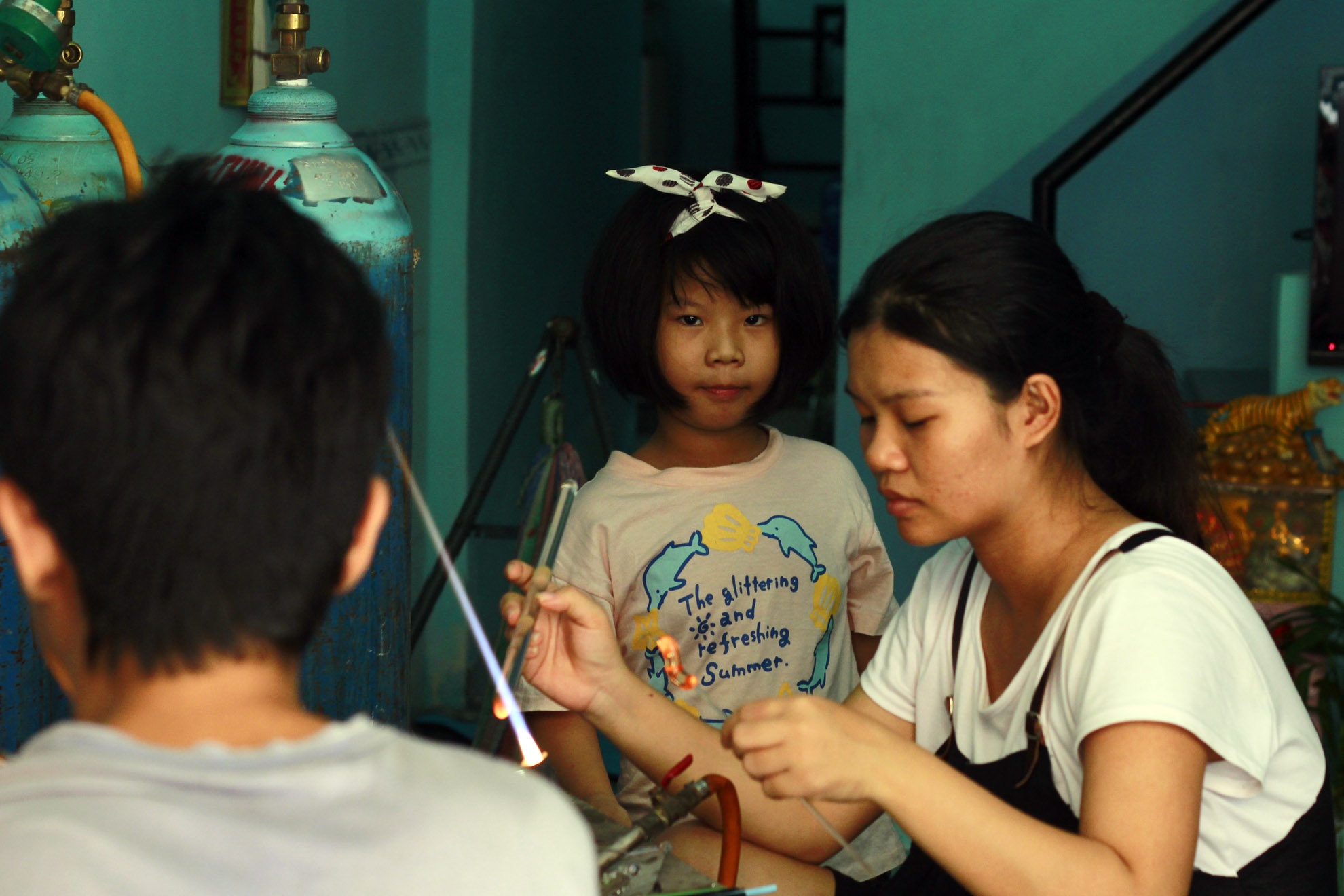 Do sản phẩm được nhiều khách hàng ưa chuộng và đặt hàng nên cuộc sống gia đình anh cũng khá hơn rất nhiều. Cô con gái xinh xắn của anh chị ra đời là nguồn động viên và là hạnh phúc của cả hai vợ chồng, là cầu nối anh chị càng gắn kết xây dựng hạnh phúc gia đình bền vững hơn. 12_zing.jpg Anh chia sẻ: Trong tương lai cũng mong muốn sẽ có nhiều điều kiện hơn để xây dựng một cơ sở rộng lớn, khang trang và an toàn hơn để cho lượng sản phẩm sẽ đáp ứng được nhiều hơn nhu cầu của khách hàng. Bên cạnh đó, sẽ cho ra những sản phẩm cao cấp hơn nữa về chất lượng và mẫu mã để có thể tiến ra thị trường nước ngoài. Để mỗi một sản phẩm thủy tinh thú vị thuần việt này là một “sứ giả nhỏ” giới thiệu về văn hóa đặc sắc của Việt Nam đến bạn bè thế giới.