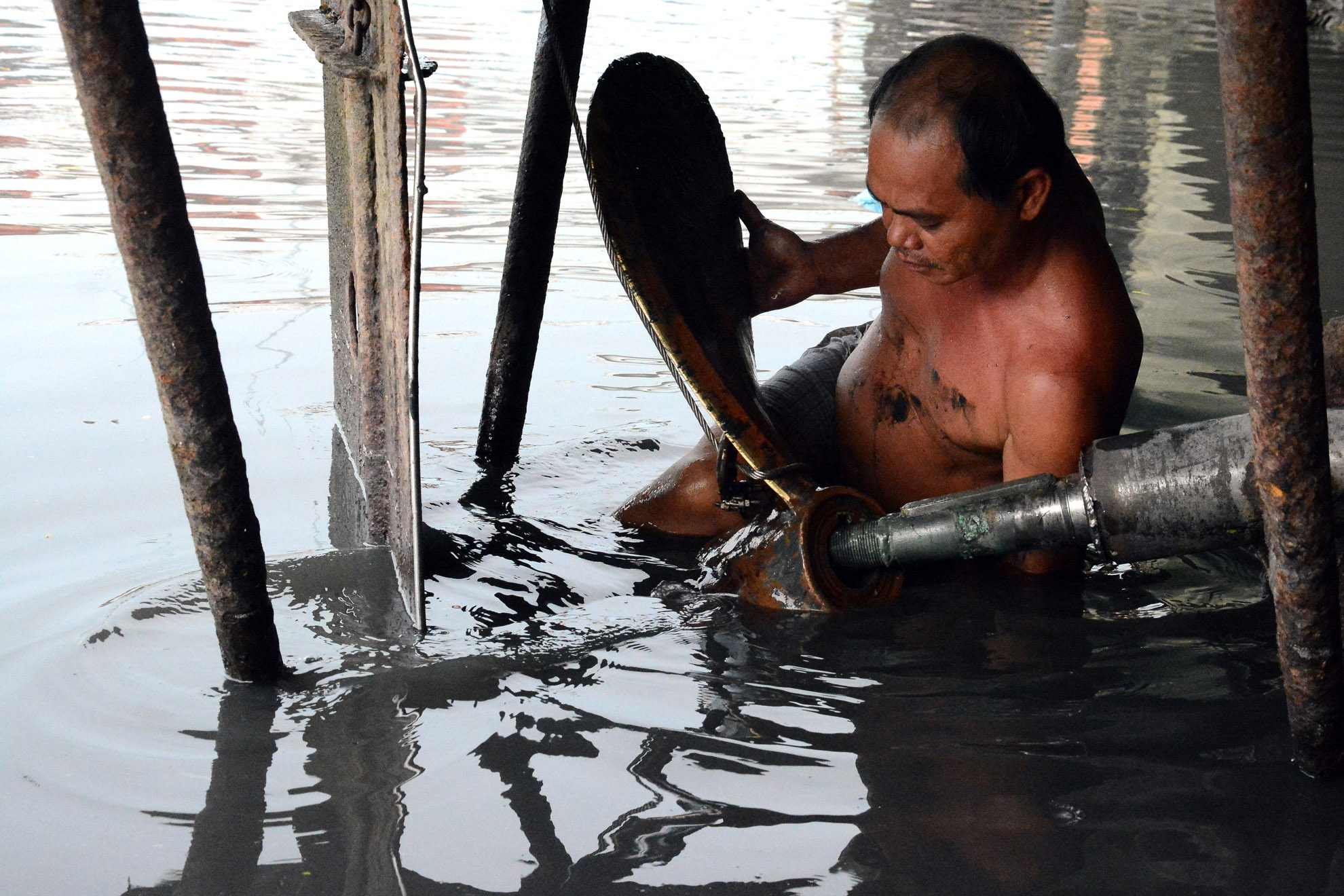 Anh Nguyễn Thanh Ngọc (con trai của ông Hai) đang lắp quạt vịt cho chiếc tàu bị hư. Anh Ngọc được ông Hai huy vọng sẽ nối nghiệp do cha để lại.