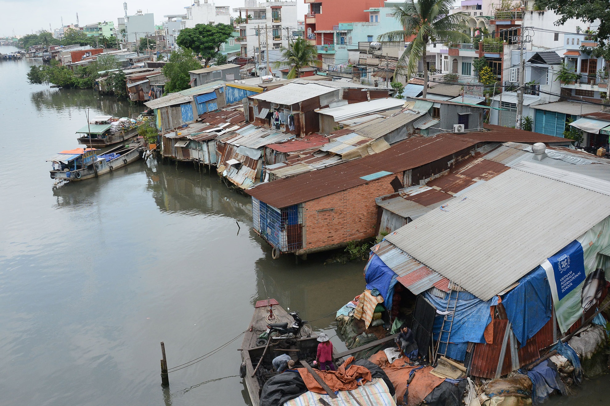 Xóm sửa chữa ghe tàu nằm trên những căn nhà lụp sụp ven sông Kênh Đôi (quận 8 – TP.HCM). 