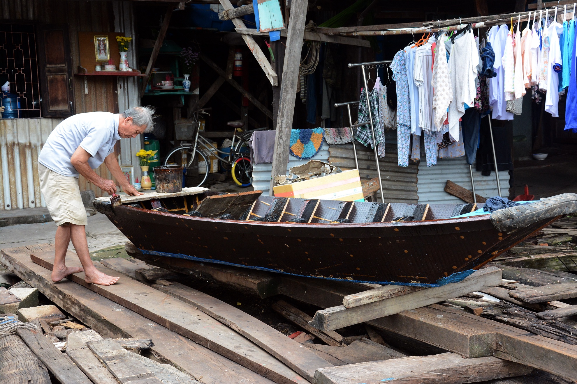 Ông Nguyễn Văn Hai (83 tuổi) quê ở Cần Giuộc – Long An, làm nghề sửa chữa ghe tàu được 60 năm nay.