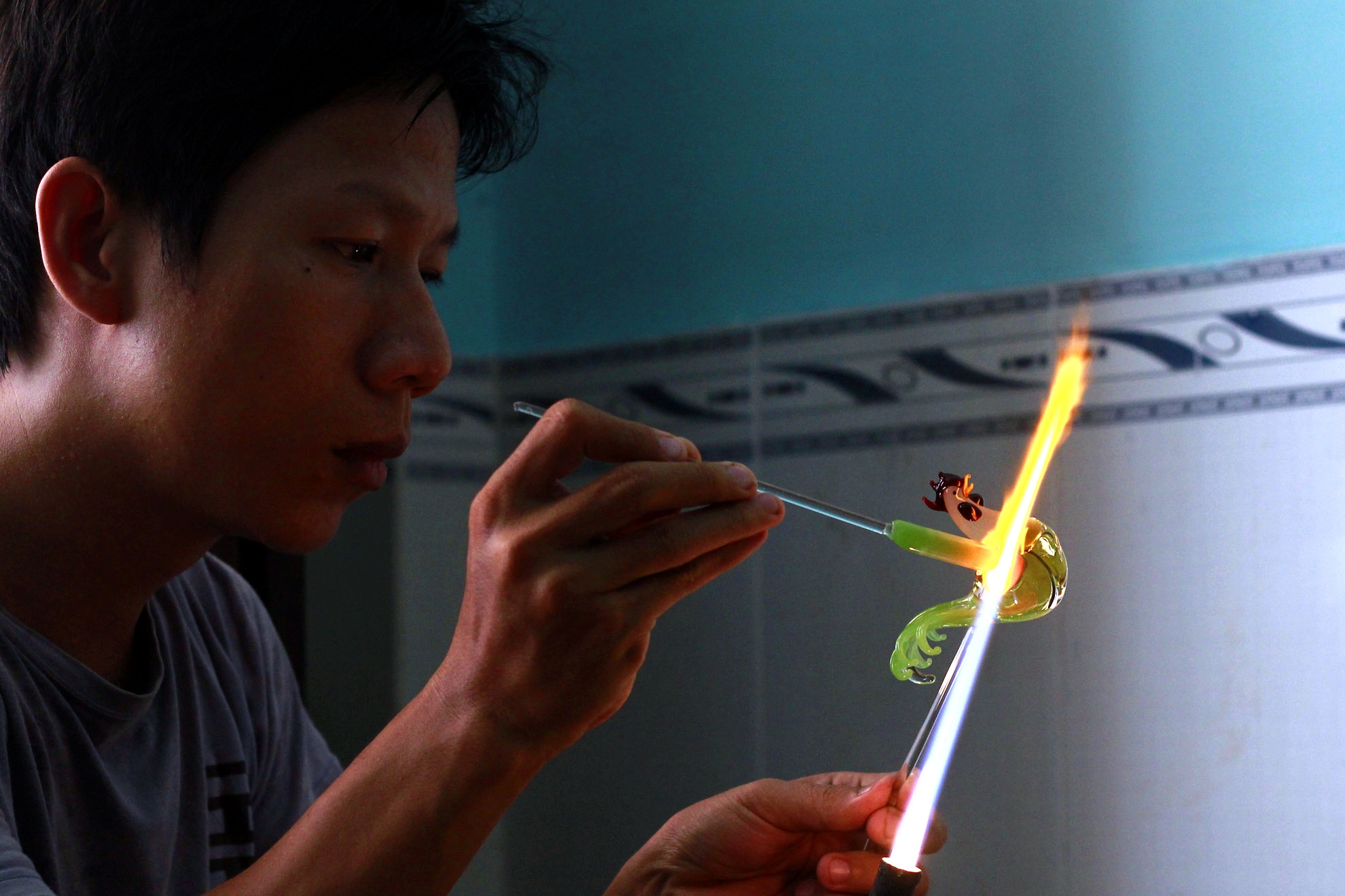 Cách đây hơn 10 năm gần nhà anh có một anh thợ làm nghề thổi thủy tinh, anh xem và thấy thíchthú quá nên theo học nghề, càng học càng đam mê, đến nổi sau khi anh học xong chuyên ngành chính cơ khí đã bỏ mà theo nghề “thổi hồn” cho thủy tinh này.