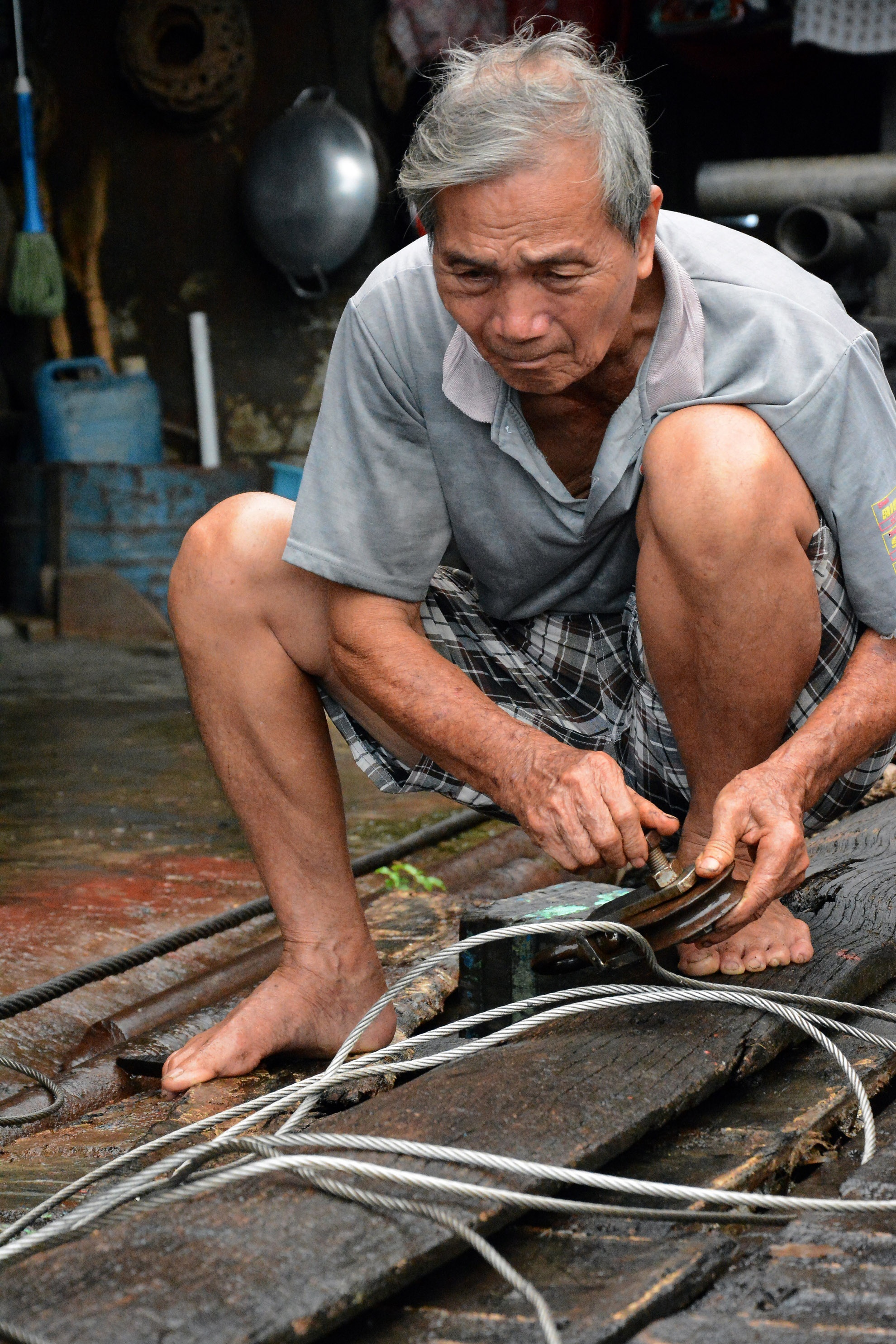 Ông Hai cho biết, trước đây ở xóm này có đến 20 cơ sở sửa chữa ghe tàu, nhưng do tàu bè ngày càng ít nên nhiều cơ sở đã bỏ nghề, chỉ còn lại cơ sở của ông vẫn hoạt động cho đến nay.