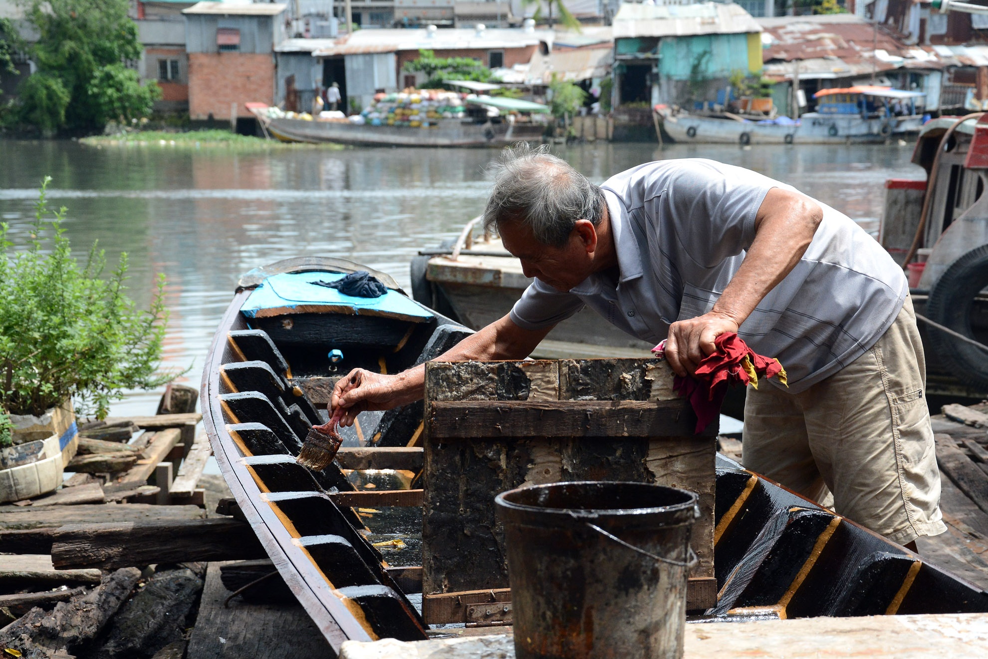 Công việc chính của ông Hai là sơn, sạm chét tàu gỗ, hàn sửa tàu sắt; lắp đặt sửa chữa ghe, tàu bị hư hỏng.