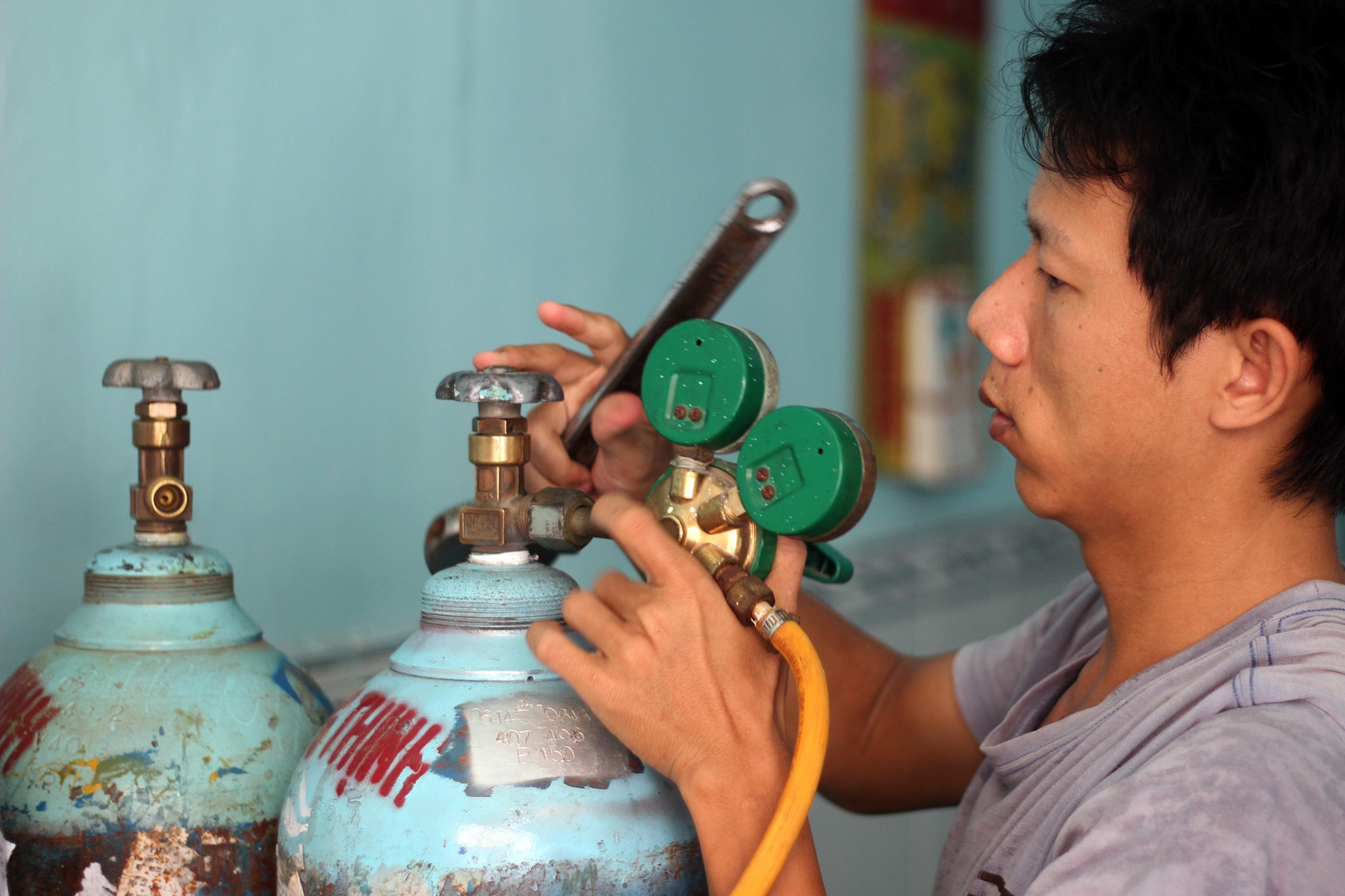 Nghề này nhìn đơn giản nhưng cũng có những khắc nghệt riêng của nó. Đầu tiên là người làm phải chịu nóng, ngồi cả ngày chầu mặt vào lửa trong những ngày Sài Gòn nóng hơn 30 độ C là một cực hình khủng khiếp. Sau nữa là sự kiên nhẫn khi phải ngồi lì cả ngày. Anh kể có ngồi riết có khi đứng lên là hoa cả mắt, chân tay đi loạng choạng.