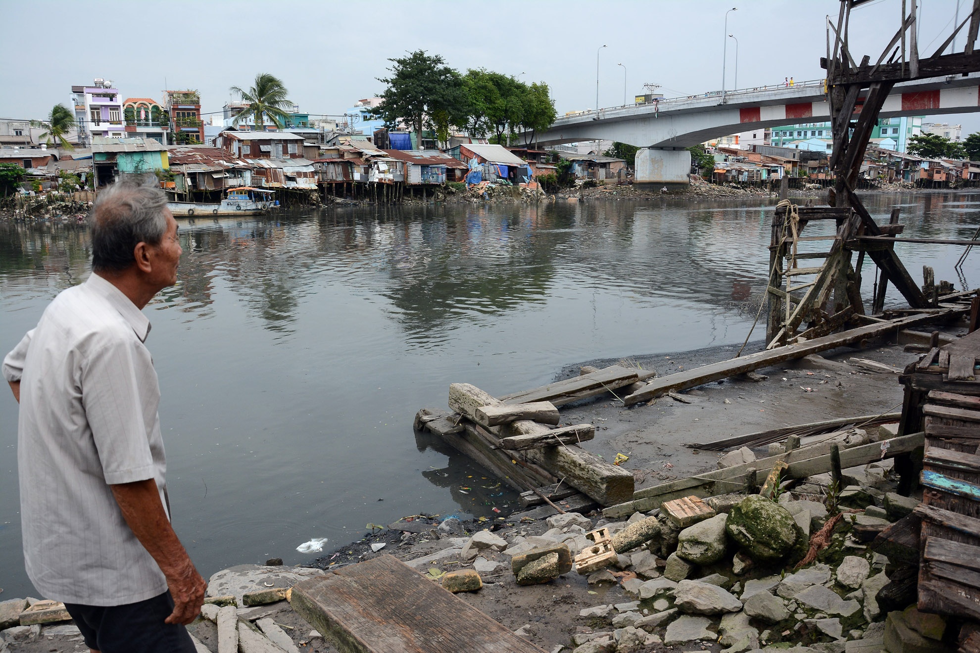 Vào những tháng 9, tháng 10 hằng năm, triều cường dâng cao nên công việc của gia đình ông cũng bị tạm ngưng.