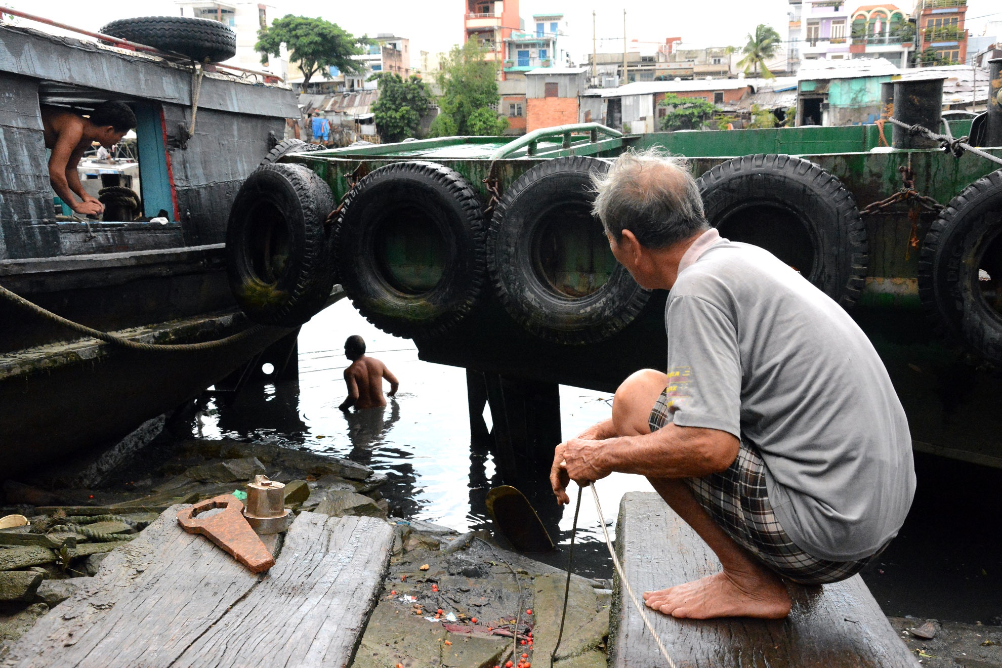 Hiện nay do tuổi cao sức yếu, nên ông Hai chỉ có thể phụ anh Ngọc sửa tàu chứ không thể trực tiếp sửa chữa.
