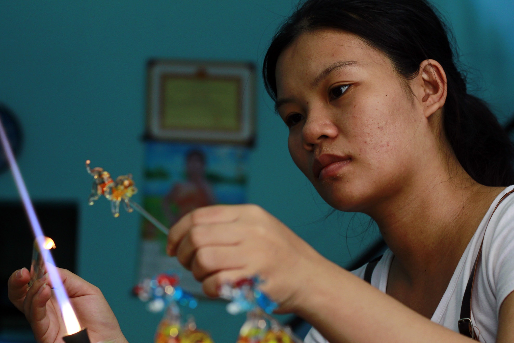 Trong những năm gần đây chị Phạm Hương Giang vợ anh từ một phụ tá của anh cũng đã trở thành một nghệ nhân lành nghề.