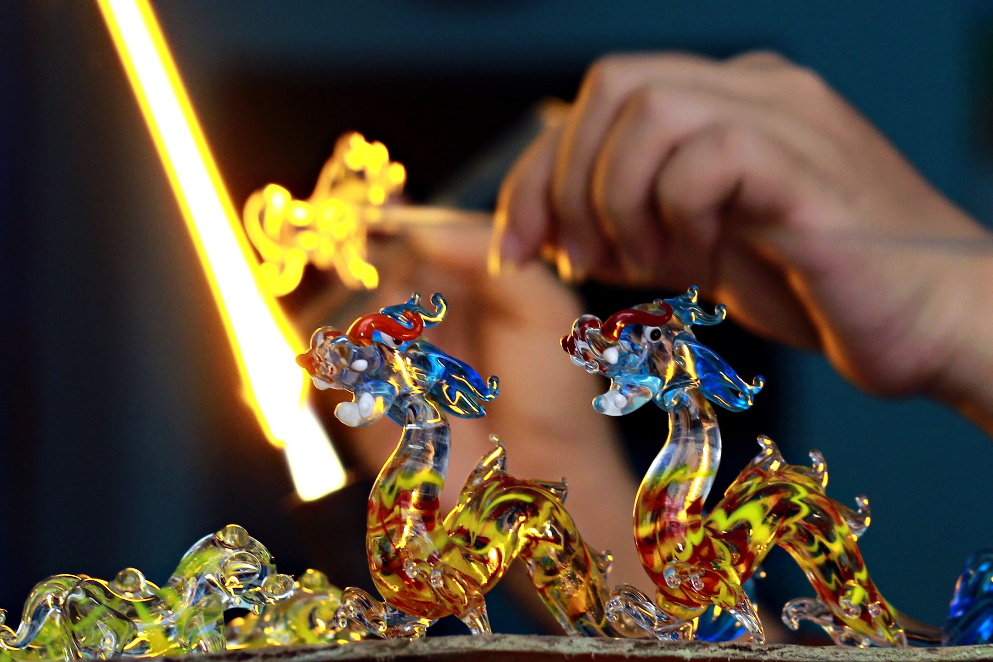 Cap vo chong bien thuy tinh thanh rong trong 10 phut hinh anh