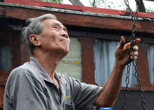 Ong lao 83 tuoi 60 nam sua ghe thuyen o Sai Gon hinh anh