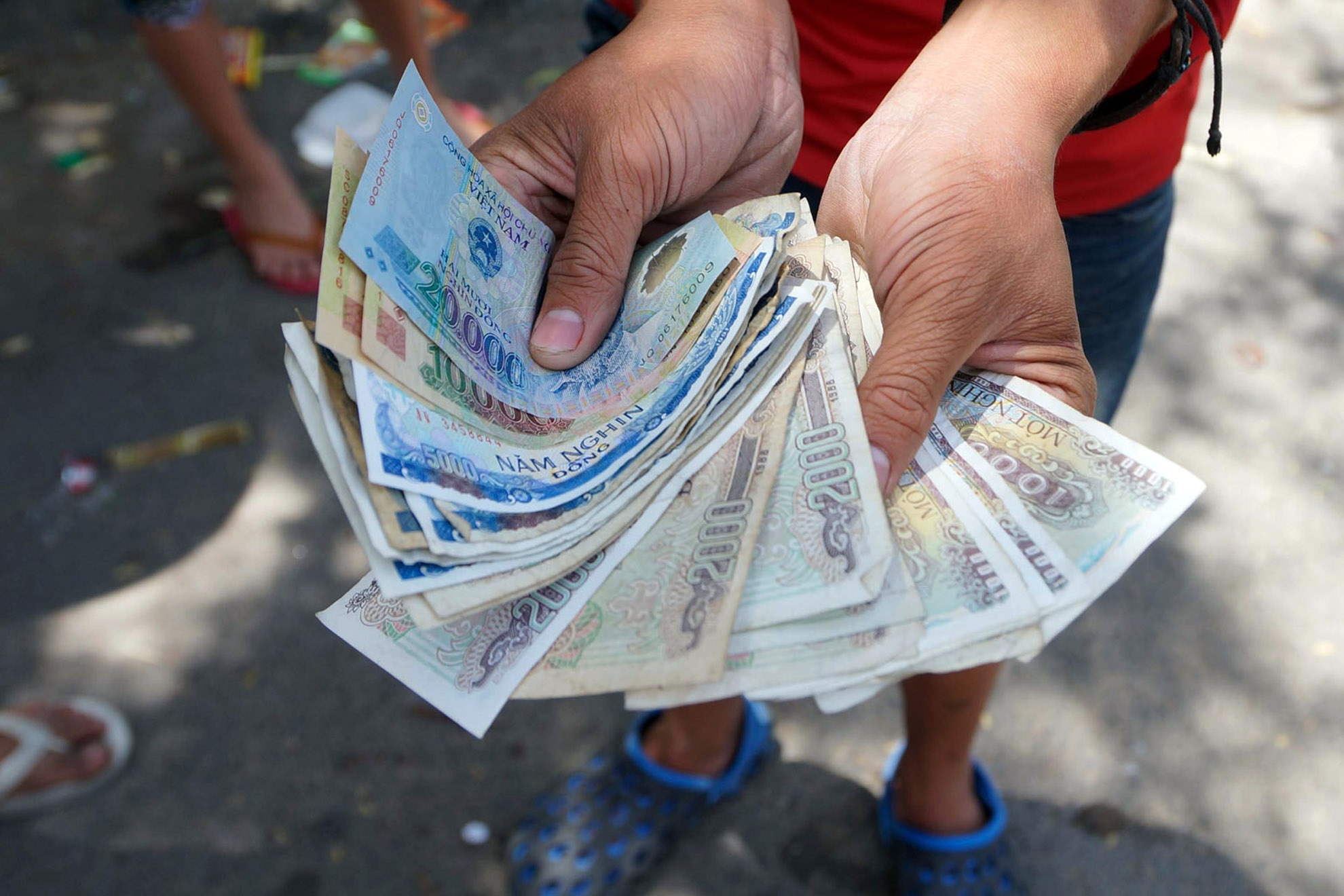 Nhiều gia đình có thể rải tiền cúng cô hồn lên đến vài chục triệu đồng.