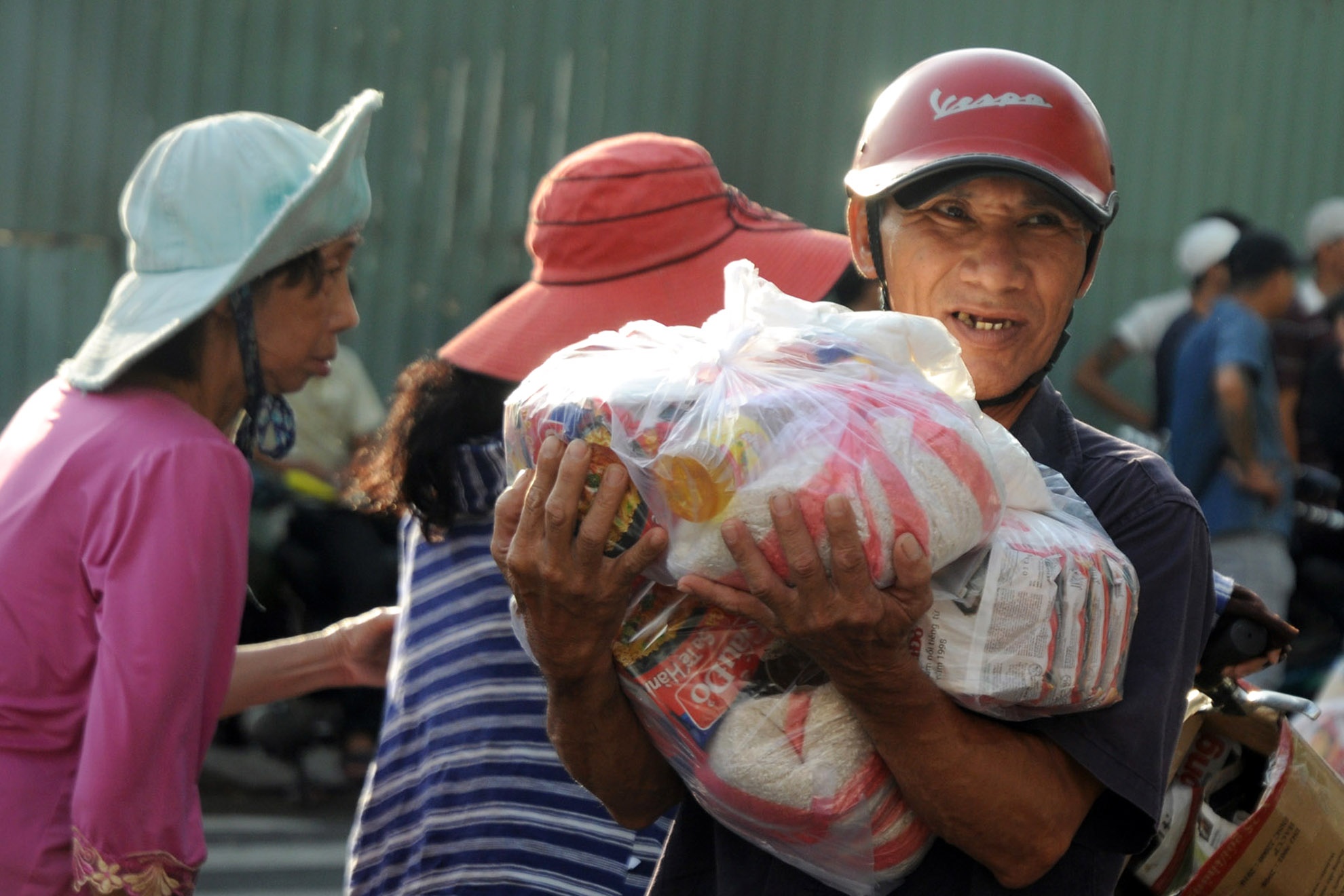 Gạo, mì gói, dầu ăn…là những thực phẩm được phân phát nhiều cho người nghèo dịp rằm tháng bảy.