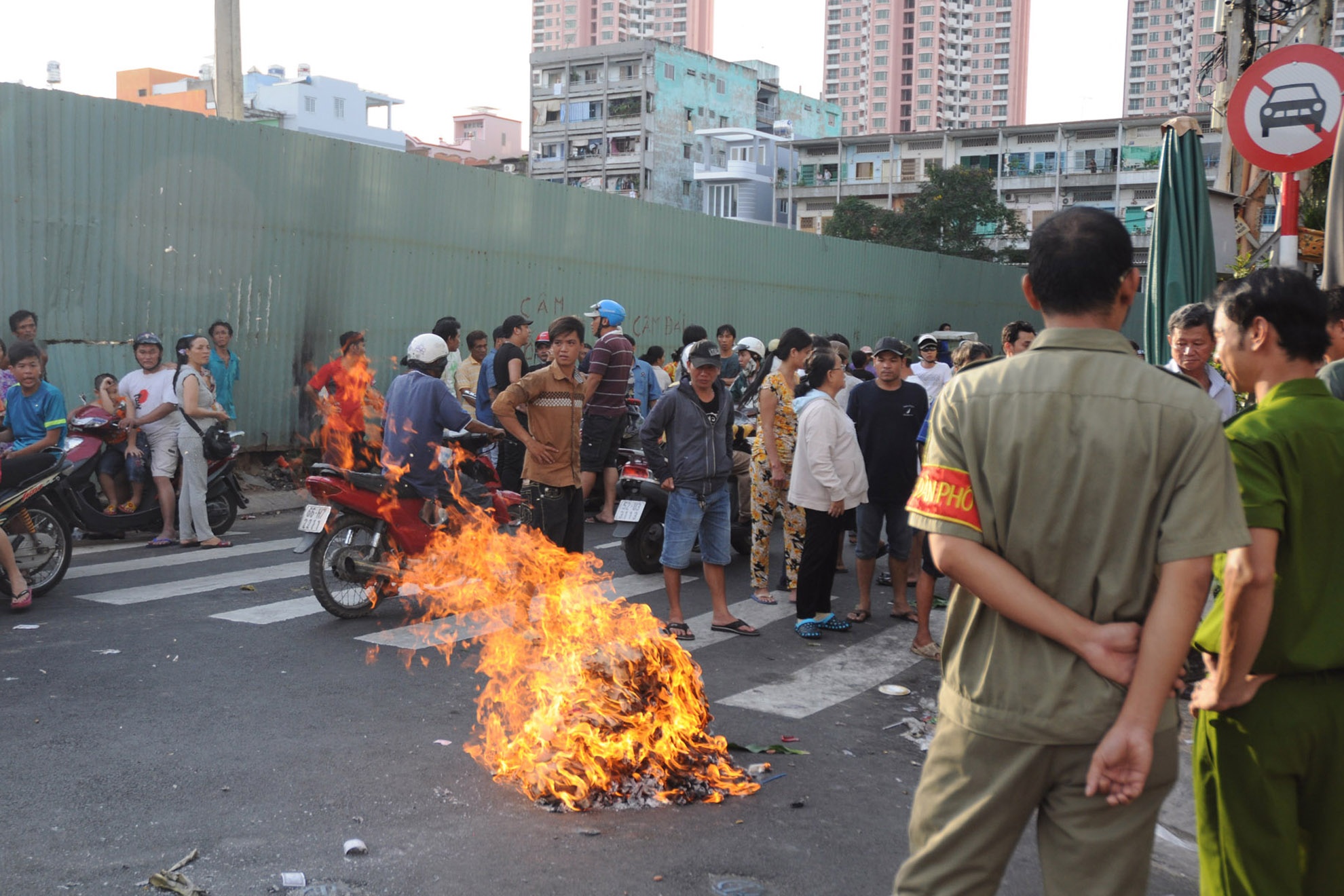 Ở khu Chợ Lớn nhiều người Hoa sinh sống nên việc cúng và đốt vàng mã trở nên rầm rộ và ngay giữa đường