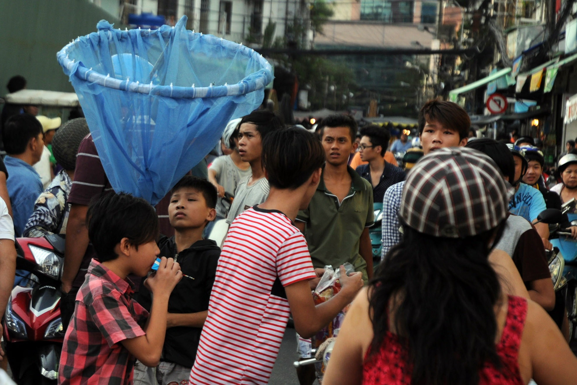 “Đội quân” cướp đồ cúng đang túc trực tại khu vực Chợ Lớn để cướp đồ.