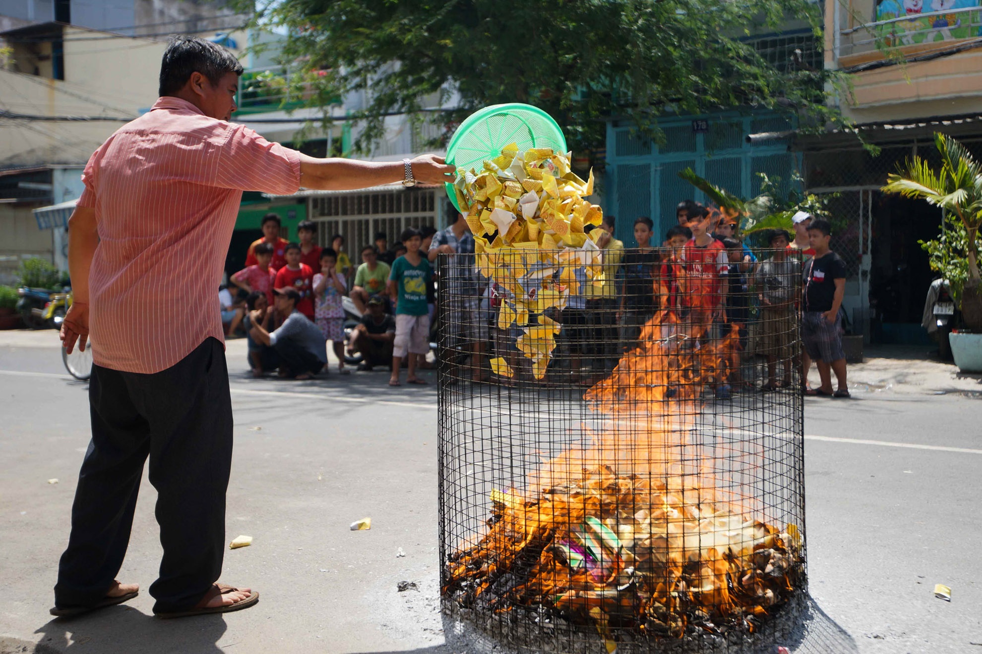 Theo phong tục, tháng bảy là tháng xui rủi nên nhiều người mua vàng mã, tiền bạc để cúng giải xui cho gia đình và người thân.