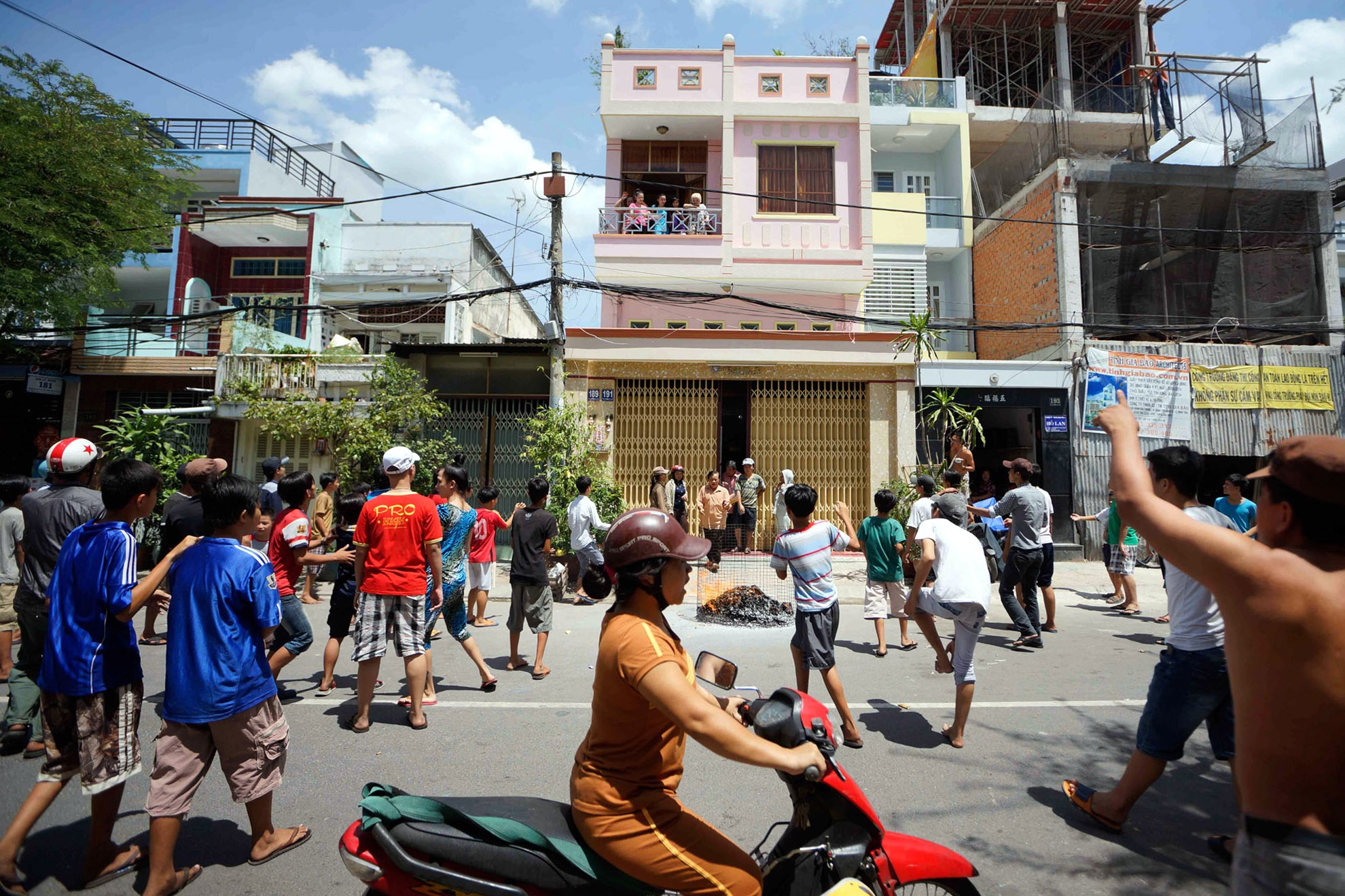 Cũng từ phong tục này, xuất hiện những người chuyên đi cướp đồ cúng.