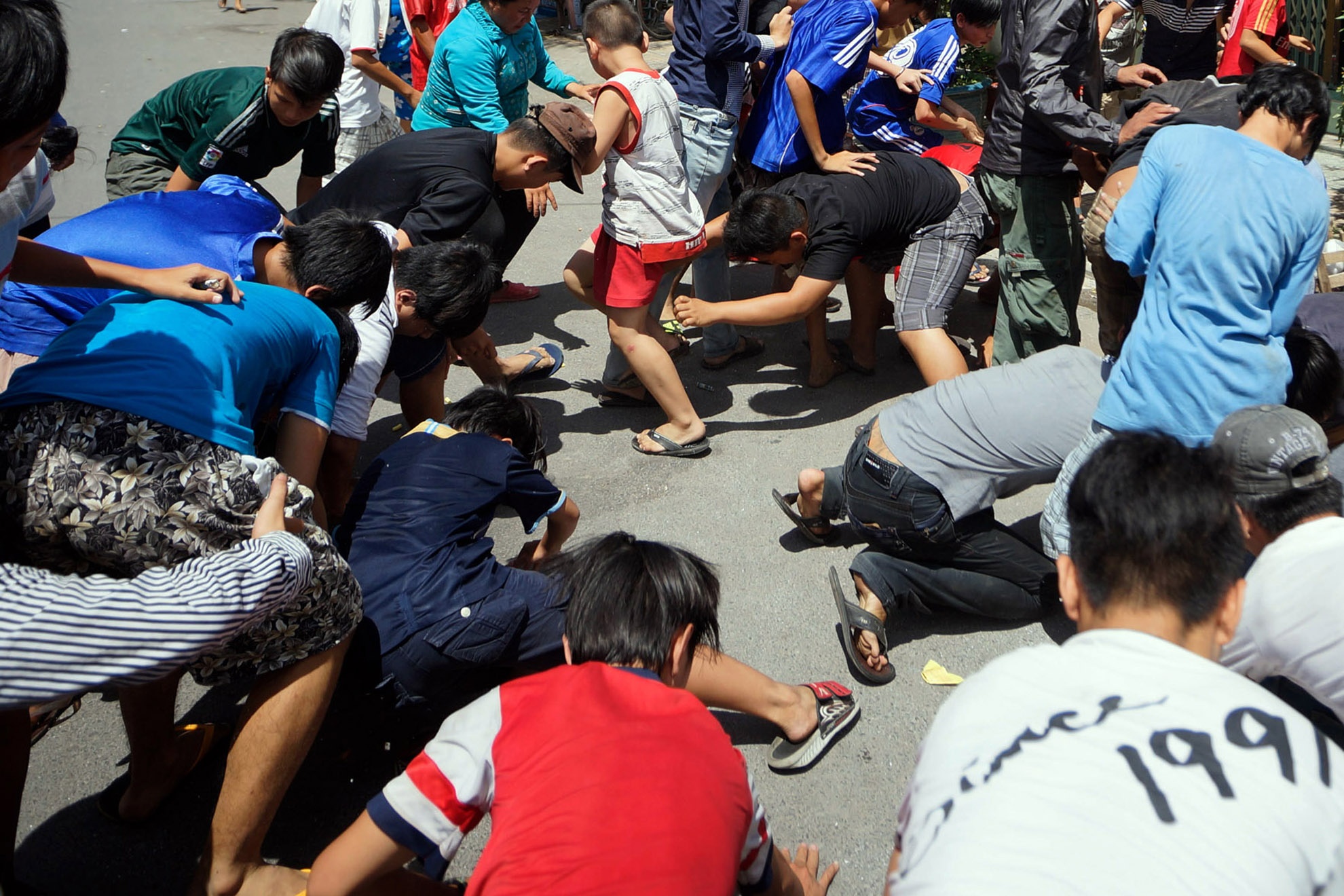 “Đội quân” cướp đồ cúng từ thanh niên, người già cho đến trẻ nhỏ đều tham gia.