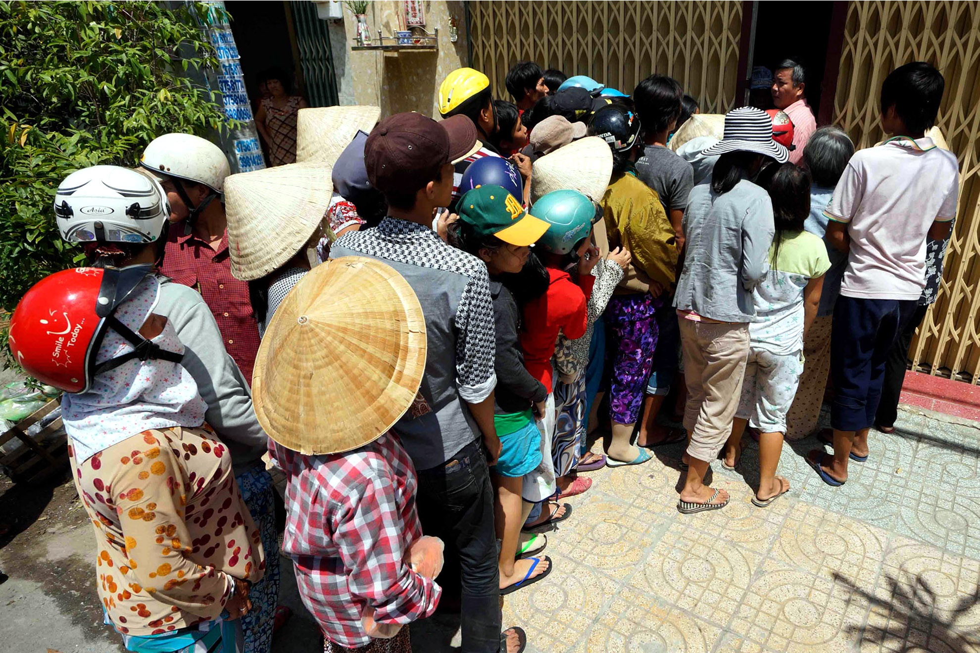 Tháng bảy cũng là dịp để nhiều người dân tỏ lòng từ thiện đối với người nghèo, bằng cách phát gạo và thức ăn cho họ.