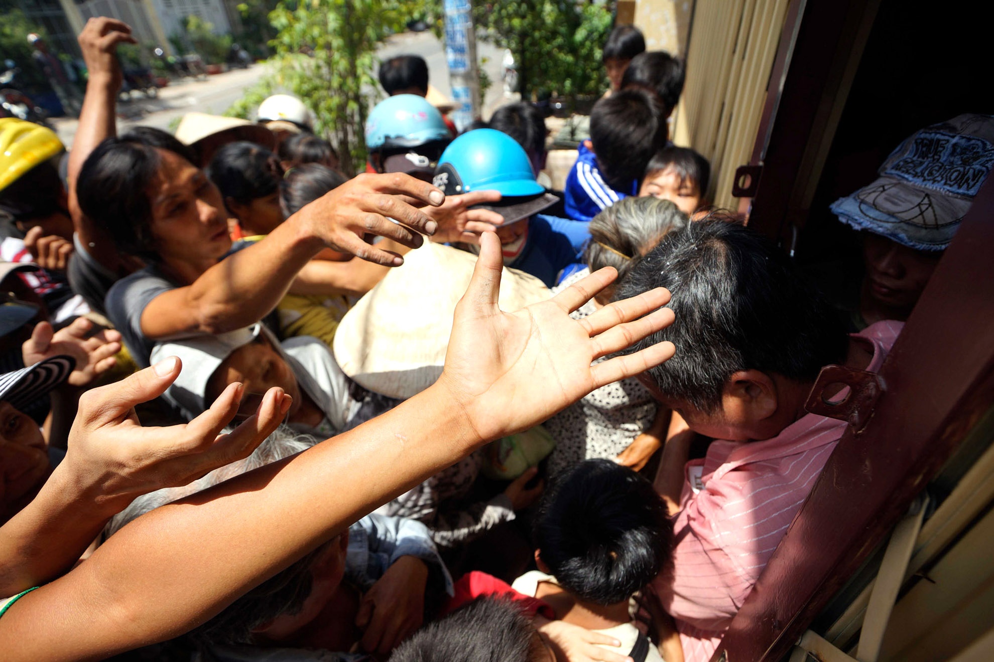 Từ người xe ôm, xích lô, gánh hàng rong…đều mong chờ được một bữa ăn no từ sự bố thí của những người giàu trong ngày này.