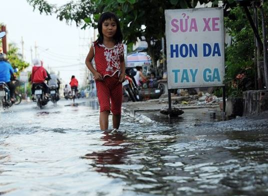 Mua trieu cuong ve TP.HCM trong ngay nang nong hinh anh