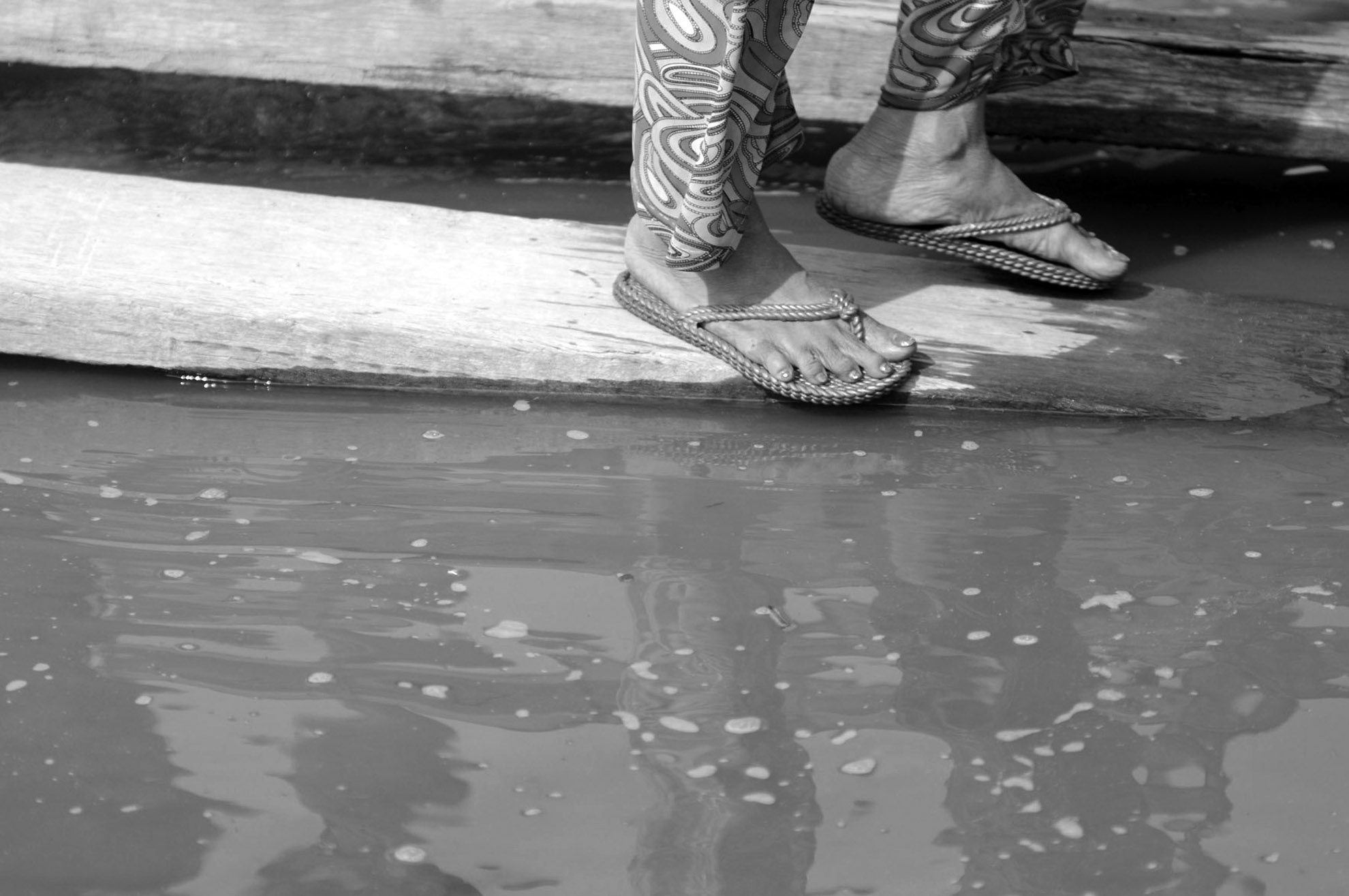 Việc cõng trên lưng bao phân đạm nửa tạ, lại đi trên thanh gỗ rất dễ té. Đã có những người vì sơ sẩy, té xuống sông ướt như chuột trong lúc làm việc.