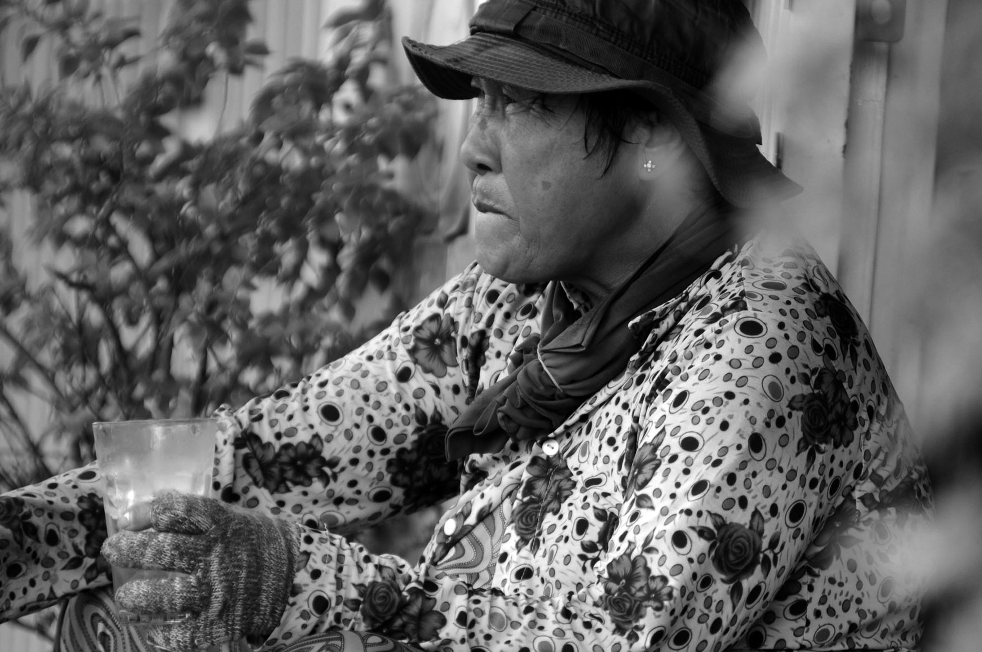 Bà Nhiễu là người phụ nữ có thâm niên lâu nhất trong nghề. Ở cái tuổi của bà, nhiều người đã thảnh thơi an nhàn tuổi già.