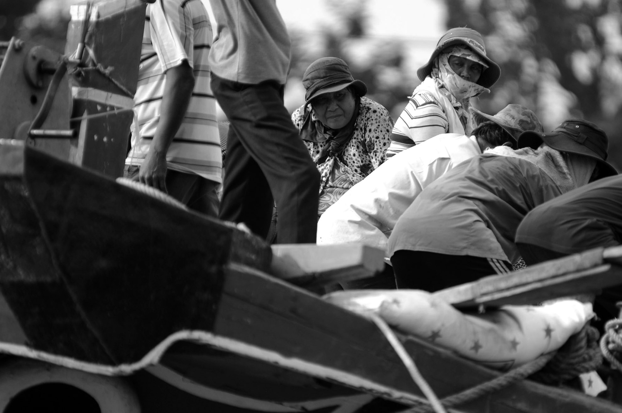 Tuy nhiên, hàng ngày bà vẫn phải gồng mình để cõng những bao phân trên lưng. Số tiền có được, bà để mua gạo về nấu ăn cho gia đình 6 người.