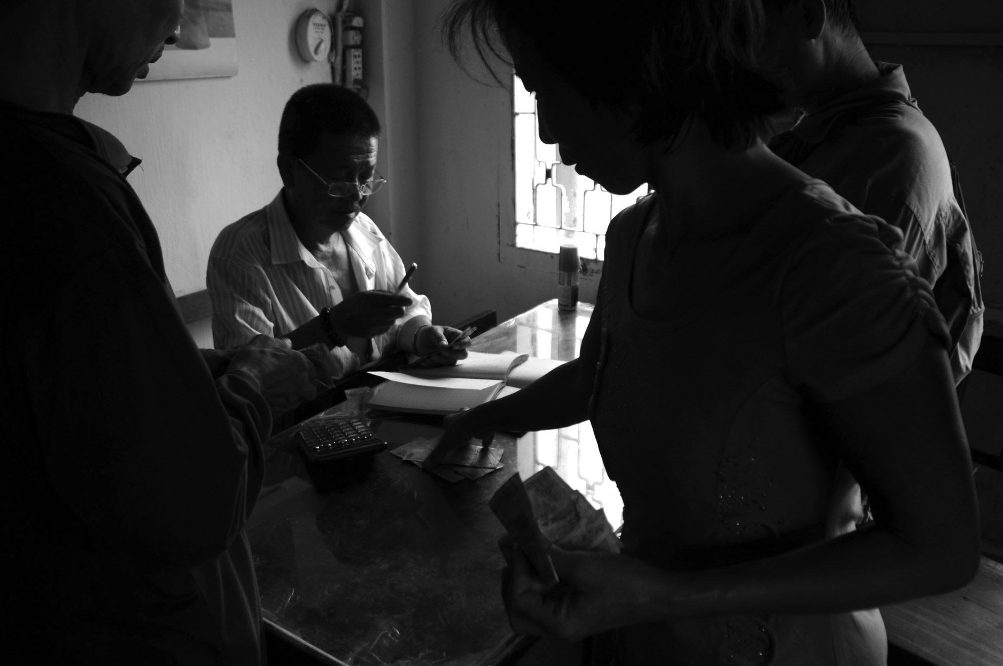 Thu nhập của nghề bốc vác cũng bấp bênh, khó nói. Trung bình mỗi ngày được khoảng từ 80-150.000 đồng. Có khi không có hàng thì không có tiền.