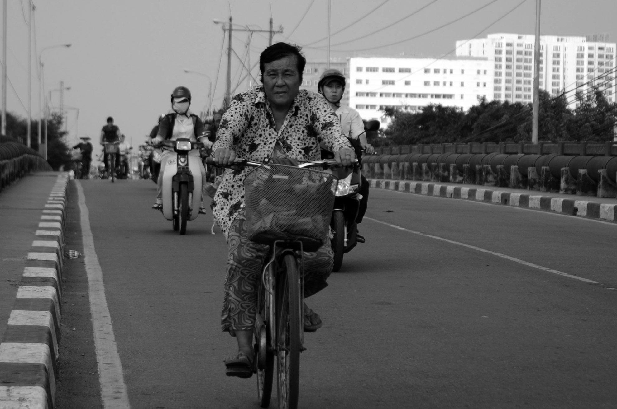 Trên chiếc xe đạp cũ, bà Nhiễu đạp xe từ chỗ làm việc về nhà trong tâm trạng vui vẻ vì hôm nay bốc được nhiều hàng. Có lẽ, đối với họ gánh nặng những bao phân không bằng ghánh nặng của cơm áo, gạo tiền.