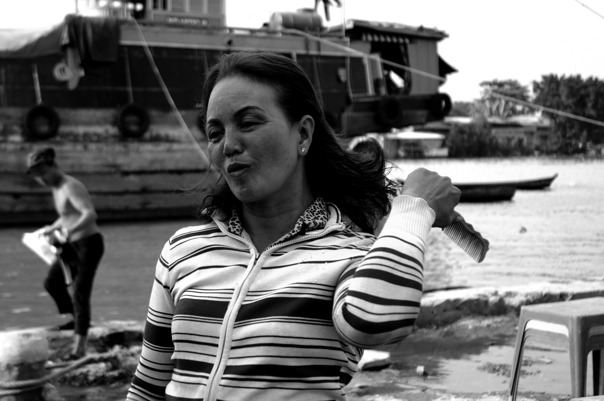 Chị Lê Thị Thanh Thuý, 47 tuổi làm đẹp để chuẩn bị về nhà với chồng con. Một mình chị làm nghề này để nuôi người chồng đau ốm và hai đứa con thơ nhiều năm nay.