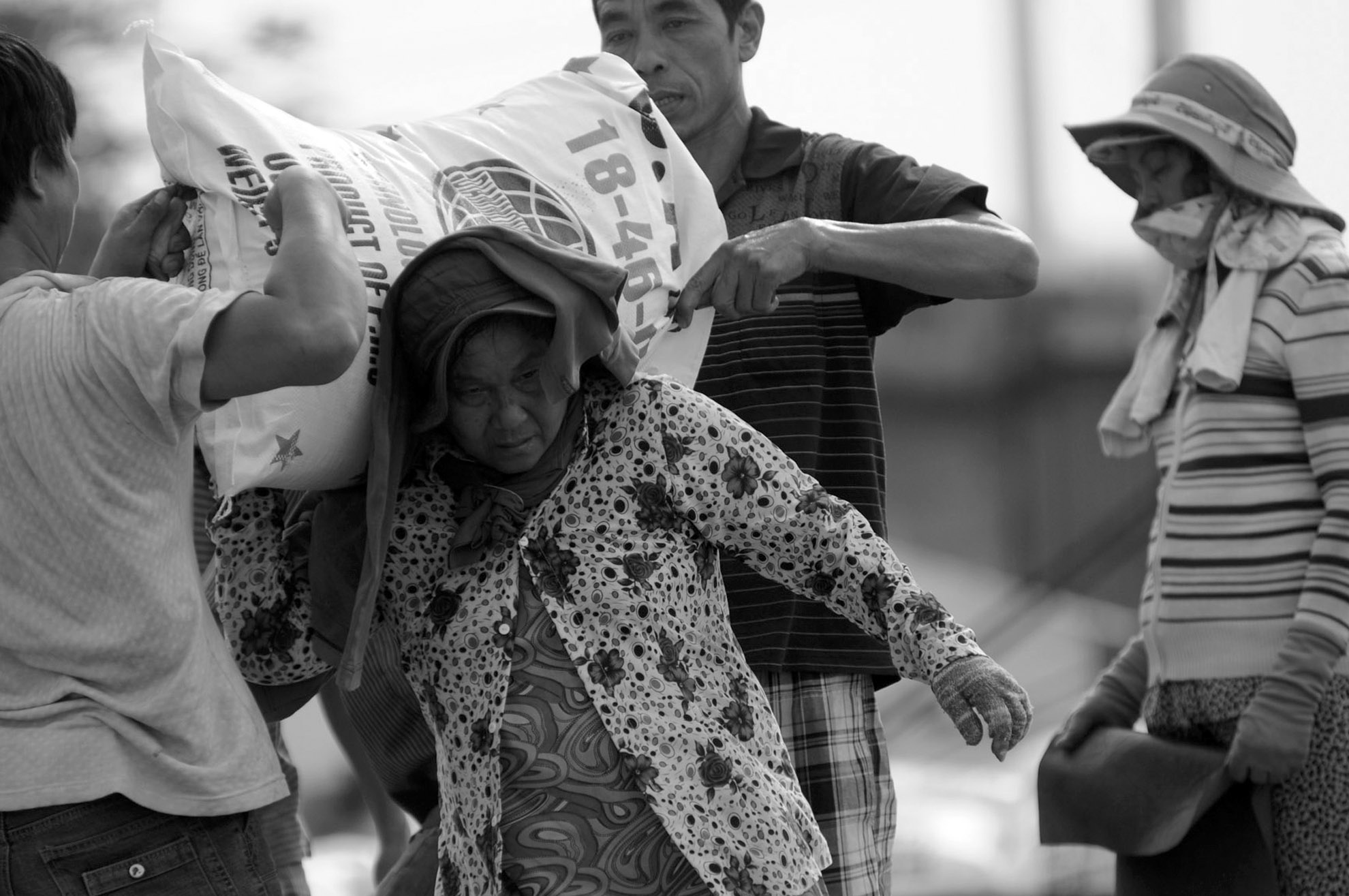 Những phụ nữ ở đây, ít cũng đã 10 năm, người nhiều thì nửa đời gắn bó với nghề bốc vác. Trong ảnh: Bà Nguyễn Thị Nhiễu (58 tuổi), ngụ quận 8 đã có hơn 30 năm trong nghề.